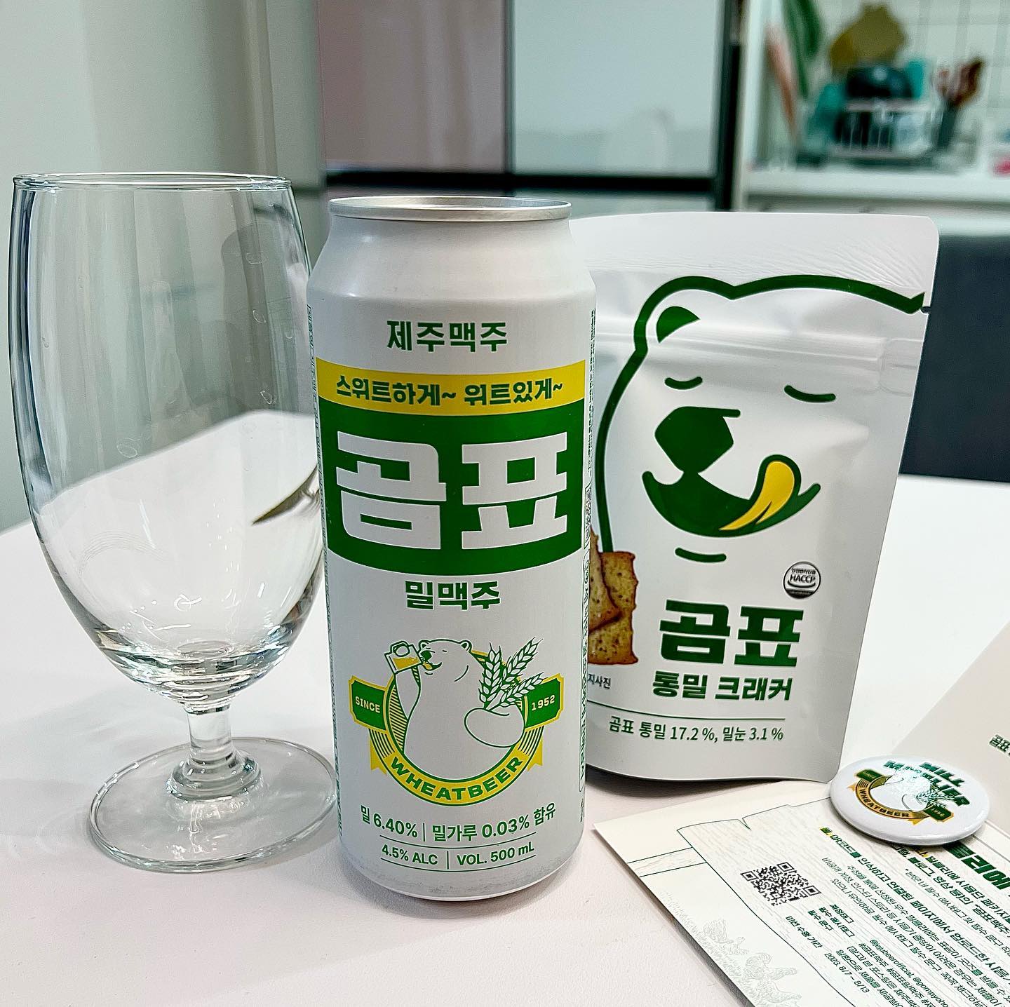 #협찬 

(광고) 본 포스팅은 제주맥주의 서포터즈 활동의 일환으로 제품을 제공받아 작성하였습니다

맥주 살 때 눈에 보이면 한캔이라도 꼬옥 사는 곰표 맥주
쓴맛이 적고 과일향이 싸악 나는게 
알쓰들도 쉽게 접할 수 있는 맛😆
처음 먹어봤을 때 너무 맛있어서 흡입했던 기억
어떤 안주랑 먹어도 찰떡🍻
요즘처럼 더운 여름에 냉동실에 살짝 넣었다가 먹으면 쫀맛이죵

맥주 넘 좋아하는 난데
곰표 맥주 특히 애정합니다💛

#곰표맥주 #곰표밀맥주 #제주맥주 
jejubeerofficial gompyohouse