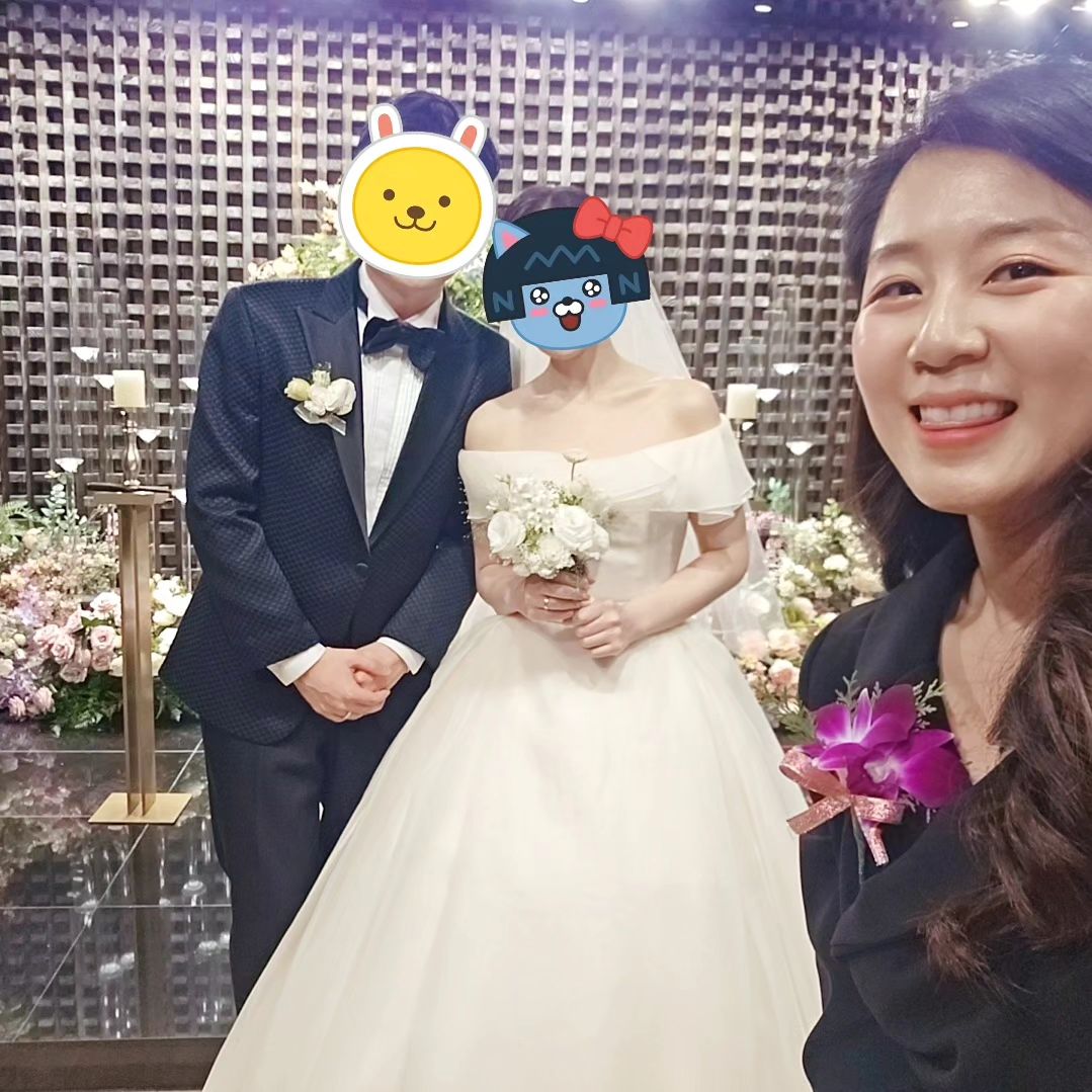 #디엘웨딩홀 #예식사회자 

정말 특별한 인연으로💜 사회를 보게 된 예식🎤

몇 년 전, 보이스코칭으로 만난 참한 수지씨~~💕 코칭이 끝난 후 둘다 아쉬움으로 언니,동생 하자 했었는데 일본 가있을때도 꾸준히 안부 전해주고~~ 지금두 항상 나 챙겨주는 수지씨☺️ 이 고마움은 곧 만나 전하기로~❤️

얼마 전 연락이 와서 친오빠의 결혼식 사회를 부탁했고~~ 예식이 끝난 후 식장을 나와 식사하러 가시는 길까지~ 제 옆에서 감사함을 전해주셨던 신랑님😊 진심이었던게 느껴져서 오히려 제가 더 감사했답니다~^^

준비할 때부터 마무리까지~~ 오히려 신랑님이 저를 더 챙겨주셨던 예식이라^^ 오래오래 기억하겠습니다😊 끝까지 믿고 맡겨주셔서 정말 감사했습니다!! 두 분 알콩달콩~~ 정말 행복하게 잘 사셔용~~💓 

#부산예식사회자 #예식사회자 #부산결혼식사회자 #디엘웨딩홀 #여자사회자 #아나운서사회자 #결혼식사회 #결혼식사회자 #🎤 #최성이 #최성이아나운서