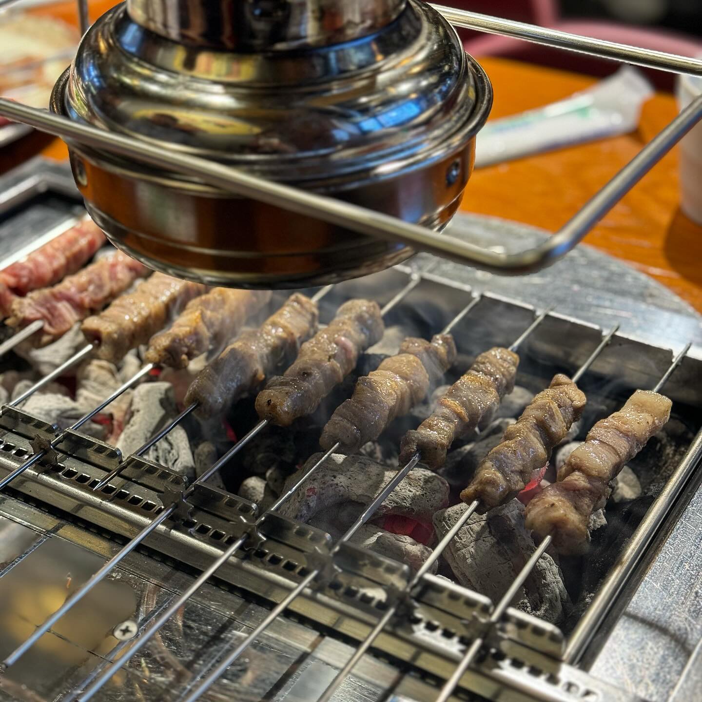 #협찬 친구커플이랑 연남미미램양꼬치 다녀옴🍖
1인 23,800원에 양꼬치 무한리필, 요리 3가지를 주문할 수 있는
완전 혜자 맛집이었어요 !! 저도 1인 10꼬치는 거뜬히 먹기에
양꼬치는 무한리필을 선호하는데 셀프바에서 눈치보지 않고
리필 할 수 있어서 넘넘 좋았어요😆

메인요리도 하나하나 진짜 맛났어요 짜장면은 웬만한 중국집보다
맛집이고, 온면은 말 할 것도 없이 얼큰하고 좋았어요♥️
입가심으로 좋은 오이무침?도 너무 잘 어울리더라구요
단체석으로도 좋은 자리가 있어서 회식이나 데이트 모임에도
제 격인 것 같아요! 직원분들도 친절하셔서 연남맛집 인정💯
