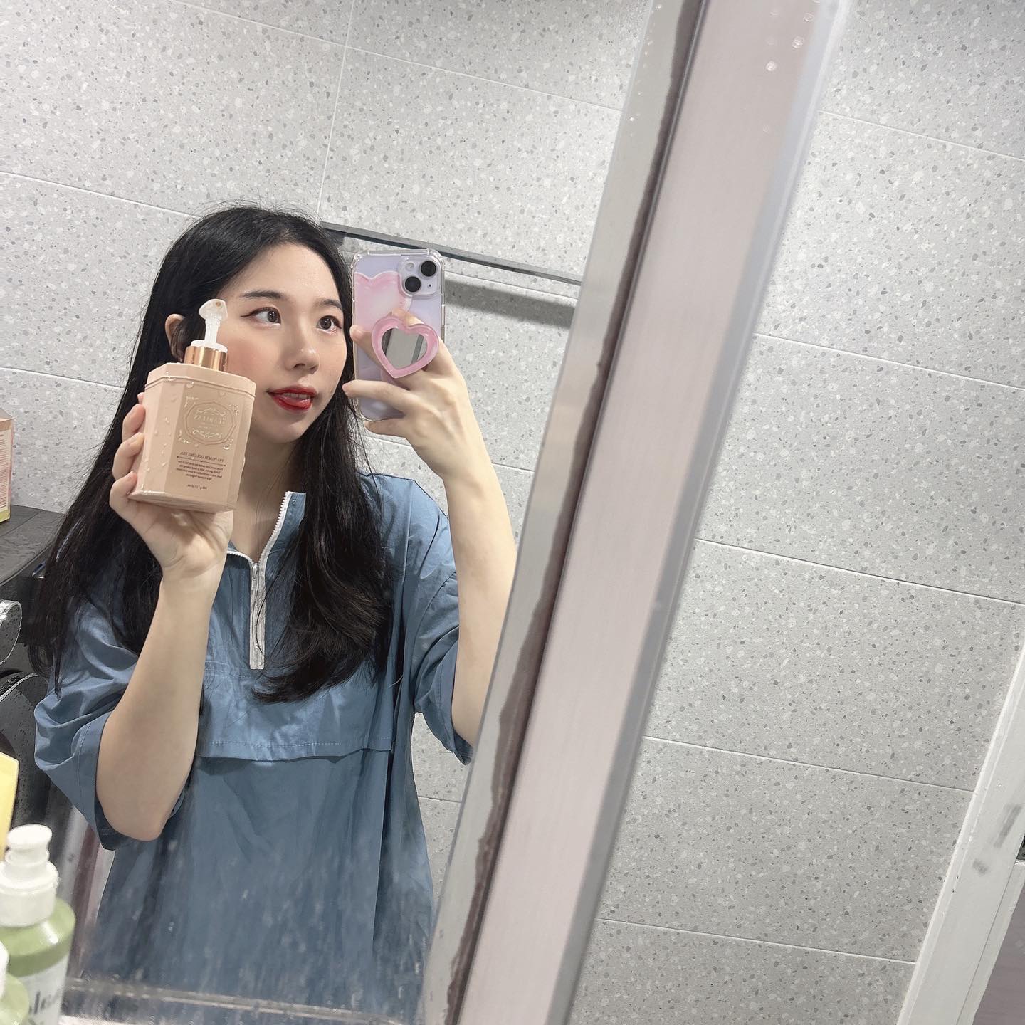🧴티블레스 피그피치 우롱티 바디워시 🧴

영국 티타임에서 은은하면서도 
고급진 향기가 난다면 이런 향기일까요?😳
처음 받았을때부터 고급진 박스 안에 고급져 보이는 바디워시로 눈 한번 호강시켜주고

이 바디워시로 씻을때마다 피부의 보습 관리는 물론 산뜻한 느낌을 더해주면서 
향수 대신 사용 가능 할 것 같은 제품이었어요! (๑˃́ꇴ˂̀๑)🧡

바디워시가 다양하게 있어서 취향에 맞게 구매해 사용하셔도 너무 좋을 것 같아용!!✨

제가 사용한 #피그피치우롱티 는 복숭아와 무화과의
향기로 사랑스러운 느낌을 주고
피부 진정에 도움이 되는
우롱차 추출물도 들어 있어서 피붓결을 맑고 깨끗하게 해준답니다 ㅎㅎ˘͈ᵕ˘͈🧡

제품이 너무 고급져서 화장실에 놓아주기만 해도 화장실이 고급져 보이는건 덤인가봐요>//<👍🏻

강추~!!💕

#온가족바디워시 #퍼퓸바디워시 #티블레스 #티블레스바디워시 #바디워시 #바디워시추천 #향좋은바디워시