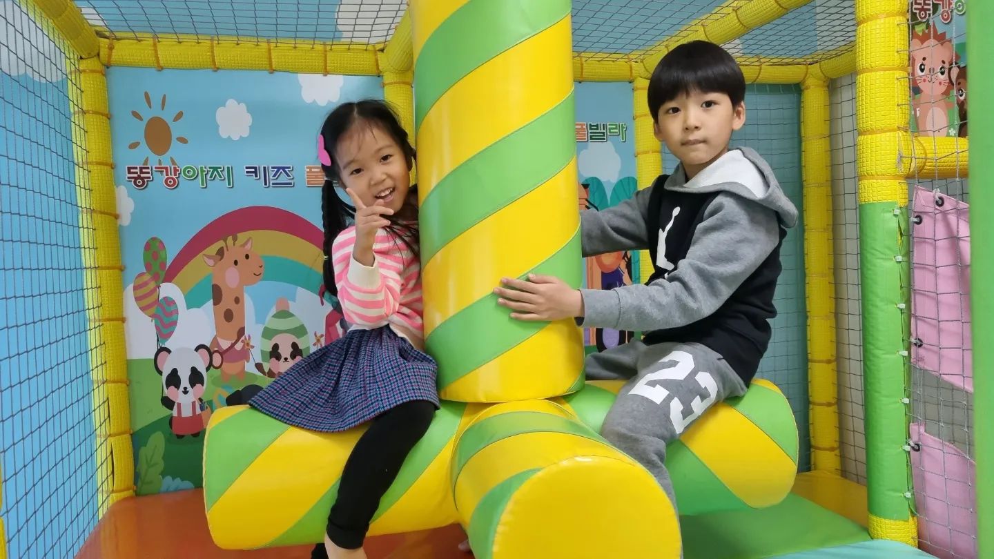 #협찬
하람이 하교후 바로 출발하니 체크인 시간에 딱 맞춰 도착한 #똥강아지키즈풀빌라 
신나게 뛰어놀고 따뜻하게 수영하고
자기전까지 블럭놀이 :)
이럴땐 둘 낳길 정말 잘했지♡

#가평아이와가볼만한곳 #가평키즈풀빌라 #가평키즈풀빌라펜션  #가평여행