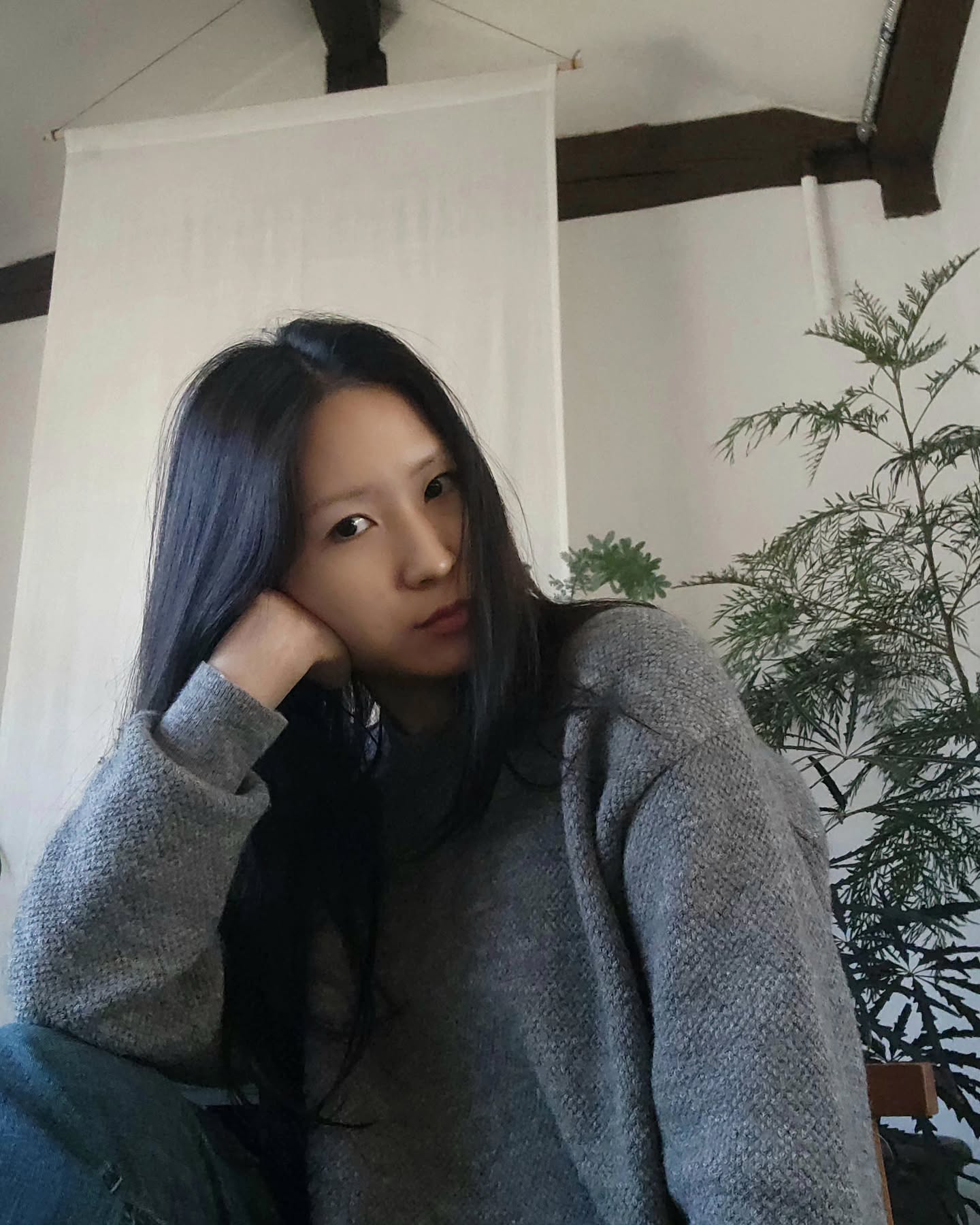 오늘은 삼청동 나들이 :)

크리스마스는 정말 정신없이 즐겁게 보내고
다시 차분히 마음을 가라앉혀 보는 시간.

호르헤 파르도 전시회 보고 돌아오는 길에 잠시 카페도 들렀어요.
거봉 녹차를 시켰는데 달달한 포도향이 너무 좋더라구요.
커피랑 디저트도 맛있을거 같은 느낌이라 다음에 다시 오는걸로 :)

#삼청동카페 #카페오종종 #삼청동전시회 #PKM갤러리 #데일리룩 #출근룩 #ootd