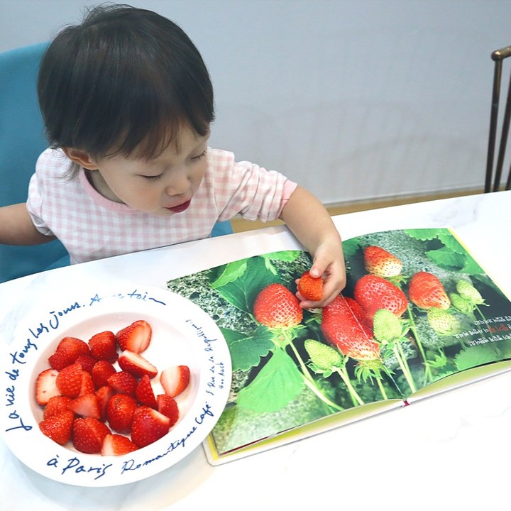 #협찬 이지만 진심 담아 열심히 활용중인 #블루래빗자연관찰

직접 만져보고 먹어보는 것만큼 확실한 교육이 있을까요?
겨울에 딸기하면 무조건 한 통 클리어하는 봄봄이를 겨냥한 취향저격 자연관찰책 딸기버전!!

예전에 마당에 딸기 키워서 종종 따먹곤 해서 그 이야기를 했더니 기억을 못하네요...흑! 
또 다시 심어야 하나...심각하게 고민하게 되는...ㅋㅋㅋ

아무튼 
자연관찰책에서 보았던 씨에
단면까지 책 모양대로 잘라주었더니 너무나 관심있게 책과 비교해보면서 즐겁게 배우며 딸기 드시는 봄봄!

토끼펜으로도 볼 수 있고,
책으로 향기까지 맡을 수 있어서 딸기책은 늘 저에게도 향기를 공유하는 봄봄이랍니다!

책도 보고 활동북도 하고,
눈앞에서 딸기도 먹고
이렇게 완벽한 교육은 없다! 며 매우 뿌듯해하는 에미입니다.
ㅋㅋㅋㅋㅋ

bluerabbit_official_korea 
#자연관찰전집 #유아전집 #5세전집 #4세전집 #블루래빗전집 #자연관찰 #생생자연관찰 #독후활동 #워크북 #책육아 #아이랑책읽기 #딸기사랑