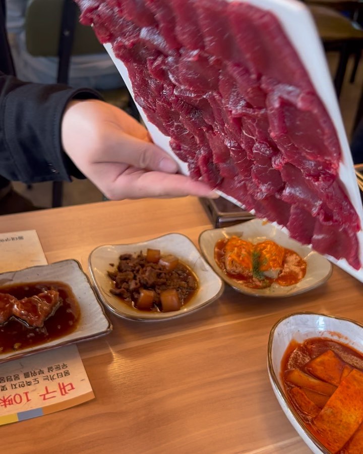 #대구 #뭉티기 #출근길생고기동대구역점 

대구 오면 꼭 먹어야 하는 #뭉티기맛집 ♥️
싱싱한지 알아보려면 접시를 뒤집었을때 안 떨어져야 싱싱하다고🫶🏻 뭉티기도 #존맛탱 인데 사이드로 기본 반찬이 어묵탕, 명태조림, 옥수수, 떡볶이, 소고기뭇국, 전, 잡채, 과자 등 한 상이 부러져라 나옴👀 벌써 배불〰️🥺 동대구역 가면 꼭 가야할 맛집이다🤤 

✅🥕🥕🥕🥕🥕

#동대구역맛집 #동대구맛집 #대구맛집 #대구맛집추천 #대구맛집탐방 #대구뭉티기 #대구뭉티기맛집 #대구뭉티기맛집추천 #먹스타맞팔 #먹스타맞팔환영 #먹팔 #먹부림 #먹방그램 #먹팔해요 #먹스타맞팔좋아요 #먹스타맞팔 #먹방스타그램 #먹팔맞팔 #먹스타맞팔환영💟