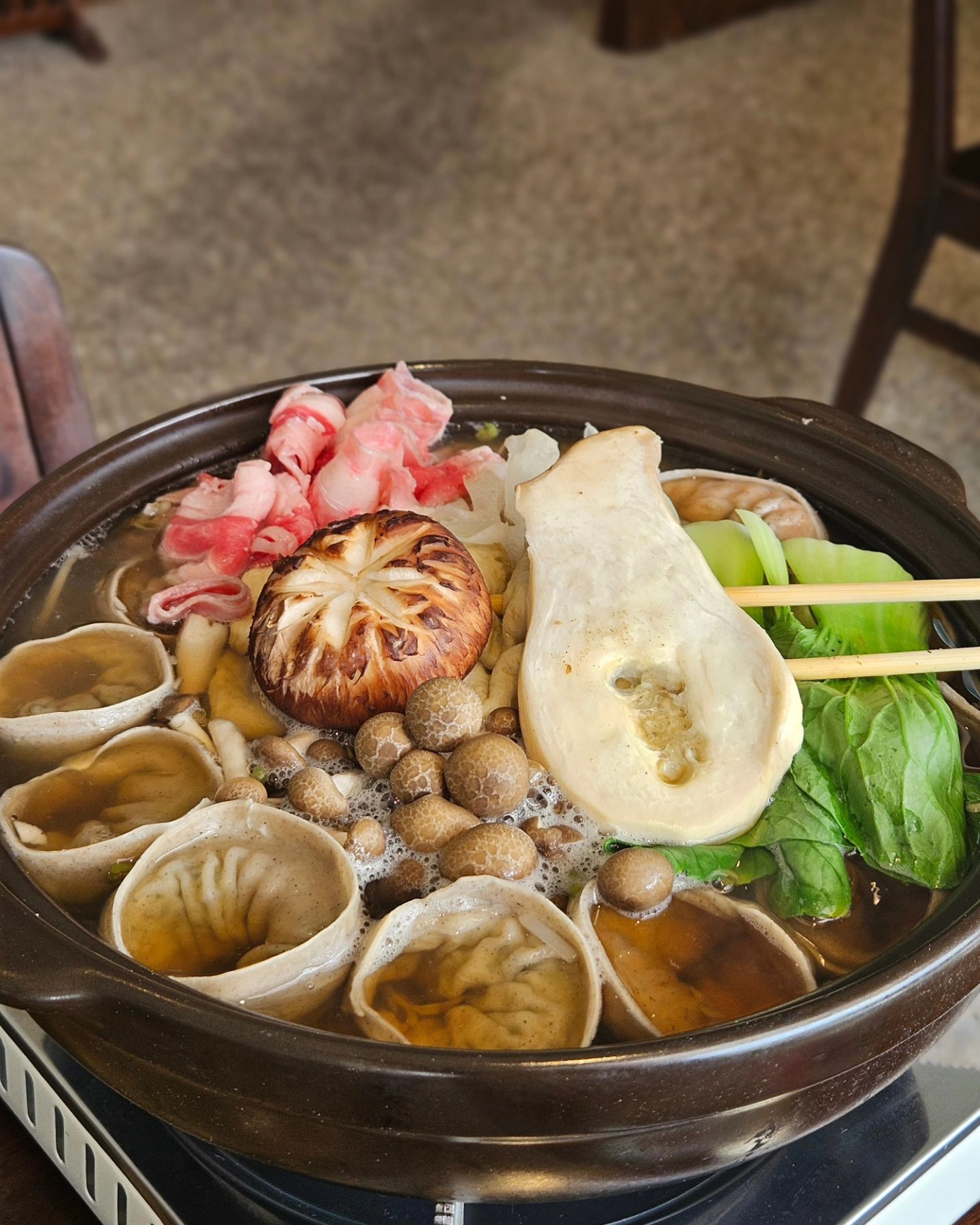 🎀 2024 블루리본 양산맛집 🎀 
수제 메밀면으로 정갈하고 건강한 맛을 느낄 수 있는 메밀전문 한식요리점

현대식 한옥 인테리어로 고풍스러운 느낌이 들고
직원분들도 친절해서 제대로 대접받는 기분이 드는 곳이였어요😊 대기표가 미니 청사초롱이라 웨이팅하며 구경하는 재미도 쏠쏠~

부모님들과 오신다면 분위기와 깔끔하고 정갈한 음식들에 만족도 100%,
친구들과 와도 색다른 메뉴들에 입이 심심하지 않을 곳이라고 생각해요😉 

주문한 음식🍴 메밀만두전골, 물비빔메밀국수, 군만두
🍲 간장베이스에 깔끔한 느낌, 만두와 버섯, 고기 등 다양한 재료가 푸짐하게 들어가있어 먹는 재미가 있고, 메밀만두라 푹 끓여도 텁텁한 느낌 없이 속이 편안하게 먹기 좋았어요. 
🍜 홍시가 올라가 더욱 상큼하고 은근한 단맛, 메밀면의 고소함까지 조화로운 메밀국수
🥟 메밀군만두 너무 바삭해보여 살짝 걱정했지만, 이게 바로 겉바속촉 

여유롭고 고즈넉한 분위기🌿, 친절한 직원👨🏻‍🍳, 정갈한 플레이팅 🍽 
음식들도 자극적이지 않고 삼삼하니 재료 본연의 맛도 잘 느껴져 개인적으로 너무 만족한 곳이라 단골 예정😍

#양산 #양산맛집 #양산물금역맛집 #양산물금맛집 #2024블루리본 #블루리본맛집 #양산맛집추천 #서리단길맛집 #양산서리단길 #양산블루리본 #서리단 #서리단길맛집추천
#서리단양산물금본점