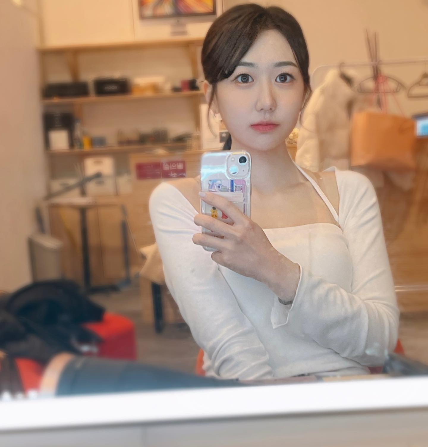 #광고

피부나 바디라인 관리는 해야한다고 생각만 하구, 막상 받으려고 알아보면 너무 막연한 느낌에 그냥 미루고만 있었는데, 좋은 기회로 판교 에이닷 에스테틱에서 관리받을 수 있게 돼 피부관리 야무지게 받고 왔어요✨

들어갈 때 입구부터 너무 깔끔한 시설에 한번 놀라고, 넓고 세심하게 갖춰져 있는 탈의실에 두번 놀랐답니당🙊 관리 들어가기 전에 피부타입이나 민감도도 꼼꼼히 상담을 통해서 체크해주시구, 관리 받는 동안에도 너무 친절하셔서 내내 마냥 기분좋은 시간이었어요🤍

관리 받고 나왔을 때 촉촉하고 뽀샤시해진 피부결에 자주 관리받으러 와야겠다고 다짐했답니당😙 혹시 피부관리샵 고민중이시거나 아직 정착하실 곳 못 찾으셨다면 판교 에이닷 에스테틱 자신있게 강추드립니다❕

#에스테틱 #피부관리 #붓기관리 #삼평동피부관리 #판교피부관리 #마사지 #스트레스케어 #전신관리