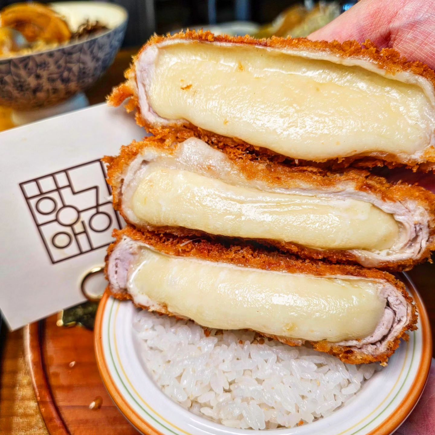 😎행궁동 맛집 원픽 공유해준다! 행궁애💛

✔️ 투툼한 돈카츠에 치즈가 듬뿍🧀 치즈가 가득들어 풍미가 폭발 겉바속촉 그잡채 

✔️ 두툼한 후토마키는 퐁신한 계란 싱싱한 참치 바삭한 새우튀김 상큼 오이 단무지가 가득 입안가득 와구와구 먹어주니까 너무 맛도리자냐

✔️ 입안가득 후토마키에 진한국물의 돈코츠라멘 먹어주면 환상조합💕 면빨도 호로록 반숙란 슥 갈라서 먹어주고 큼지막한 차슈 까지🥩

✔️ 내 원픽은 민물방어덮밥이지 도톰하고 잘구워진 장어 밥이랑 한 술 떠서 가득 먹어주고 쌉사름한 차를 밥말아서 또한술 한그릇 뚝딱😎

✔️ 수원 화성 데이트가서 산책갔다 행궁애가서 밥먹으먼 데이트 성공이지 나랑 행궁애 갈사람😍

👑 행궁애
📍경기 수원시 팔달구 정조로905번길 17 

💰 치즈카츠(15,500원)
💰 민물장어덮밥(33,000원)
💰 돈코츠라멘(10,000원)
💰 후토마키반줄(16,900원)

#행궁동맛집 #행궁동데이트 #수원화성데이트 #행궁동소개팅 #행궁애