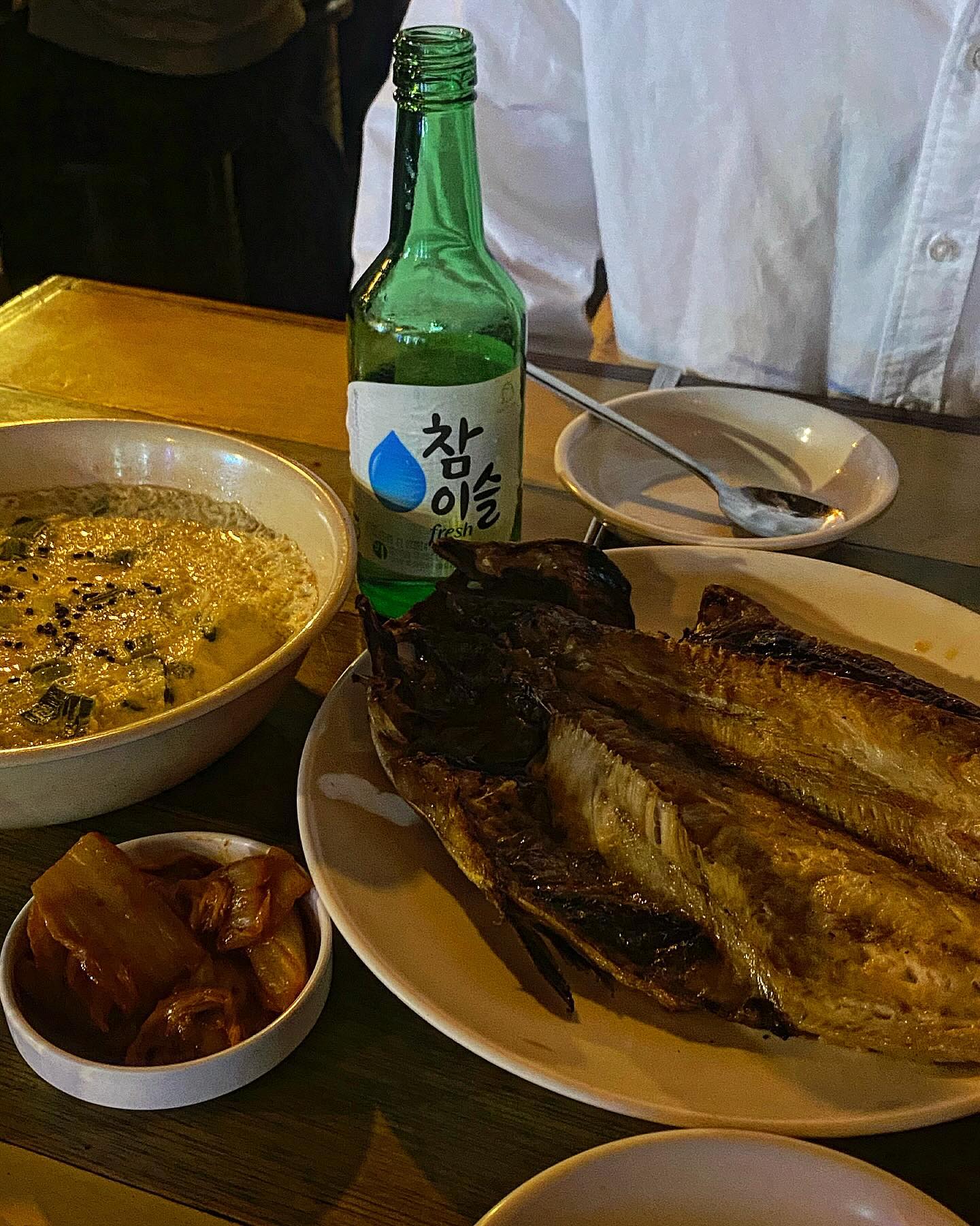 💬 아저씨 술상 조합 ! 반주느낌의 임연수구이 🐟

생선 먹어서 칼슘보충해줘야하는데,
맨날 알코올만 먹어주는게 약-간 찔려서
큰 돈(?)주고 생선구이 먹었답니다 ✨

샤로수길 생선구이 집에서 생선고민하다가
매일 먹는 고등어말고 임연수로 PICK !!
얼마나 큼직하던지,, 소주 호로록 먹는데
꼬소하고 담백한 커다란 생선구이 한조각이라니,,
갑자기 방금 막 지은 하얀 쌀밥 생각나서 혼났짜나여😂

달걀찜에 참기름 쏟아부었는지 고소함 폭발해버리고
배 든든하게 채울 수 있었던 술 집,, 야외테이블도
낭만 뿌시기 참 좋은데 당연히 만석이라 실패ㅠ

다음엔 야외테이블도 한번 도전해보겠습니다 👊🏻

📮 서울 관악구 남부순환로230길 5 #샤로수길생선구이

#생선구이 #계란찜 #임연수구이 #샤로수길