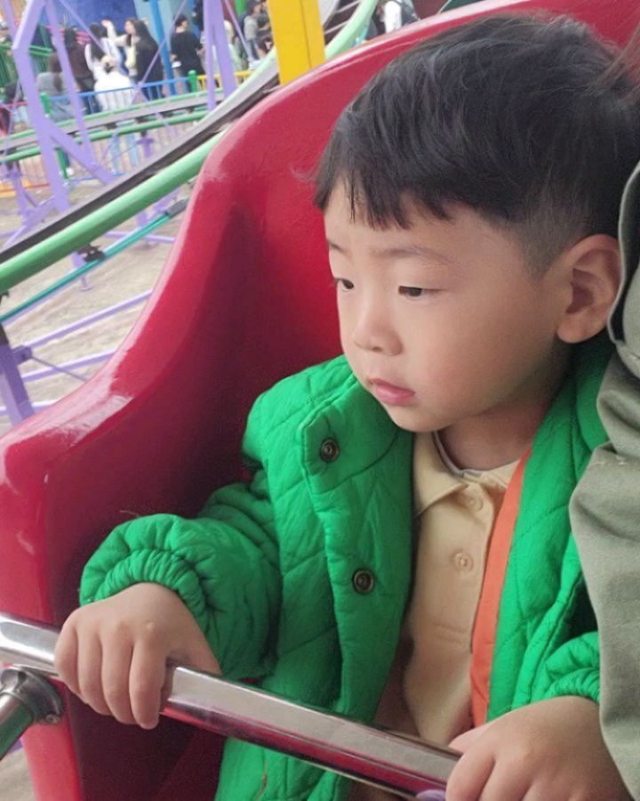 윤성이랑_윤후랑
.
.
.
동물원 데려가주면 머리자른다는 윤성이 속삭임에
미뤄둿던 숙제(?)를 얼른 해결하고 전주동물원으로 고고

매번 회전목마만 타봣던 우리유누
과연 속도감있는 무서운 놀이기구는 탈 수있을까?하고
재미있는거야~ 재미있겠다~ 하고 같이탓는데
대애박!!! 남유누 완전 좋아하네....ㅋㅋㅋㅋ
귀신의 집은 무서웠지만 다른건 너무 재미있었다는
씩씩이 남유누
언눙 키커서 에버랜드 가자구~~~

그리고
동물을 엄~~~~청 많이 만나서 행복했다는 윤성이
그래그래 너희 행복하라고 온거야~

매주 방방곳곳 돌아다니며 이것저것 체험하고 경험하기 바쁜
윤윤이들
영 유아기에 많이 보고 많이 경험해보는게 중요한걸 너무나 잘 알고 있기에^^ 
엄마도 너희와 행복가득 추억 저장하러~

오늘도 렛츠 꼬우~

#윤성이랑_윤후랑  #윤윤이네 #남_윤성 #남_윤후
#전주동물원 #드림랜드