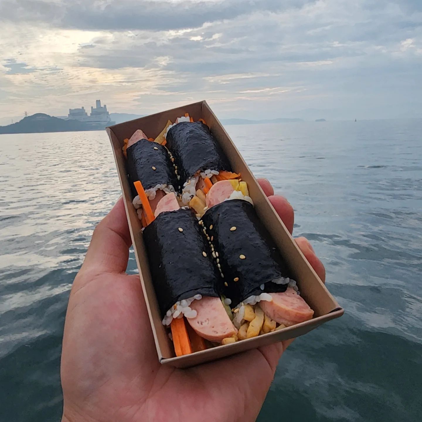 ⠀
스팸꼬마김밥
지금 서해바다 어딘가에서 쭈꾸미낚시중인 omsg1110
오빠들이랑 선장님, 사무장님 김밥까지 그득그득
⠀
⠀
⠀
⠀
⠀
#꼬마김밥