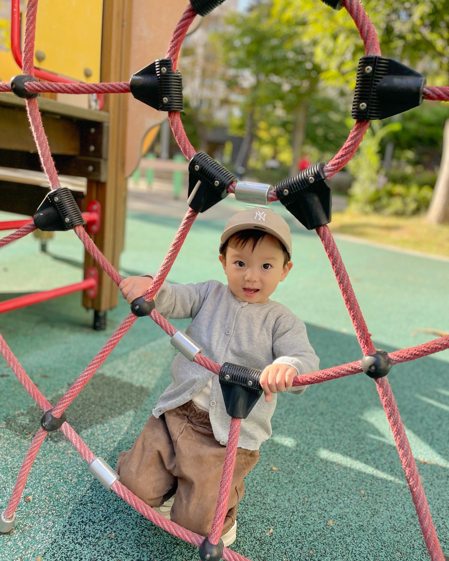 하원 후 놀이터가 최고쥬❣️
신나게 놀고 놀이터에서 모기물림😭
시커먼 모기시키… 예쁜 울허니 얼굴을 물다니!! 
날도 선선해졌는데 가을모기 왜케 강한거죠😭😭
.
.
#놀이터 
#하원후일상