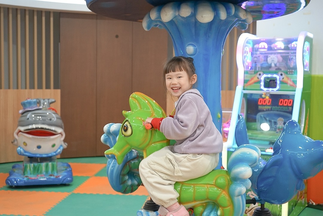 #연년생사남매 

사남매와 사남매 이모 이모부 사촌동생까지 함께한
울진여행💨🩵

온천도 즐기고 오락실도 신나게 즐긴 너희들
집에가기 아쉬운지 안가려고 난리
조만간 또 오고싶다는 너희들

조만간 아빠와 풀로 여행짜서 또 와보자❤️

#사남매네 #사남매일상 #사남매여행 #아이와여행 
#울진여행 #백암온천