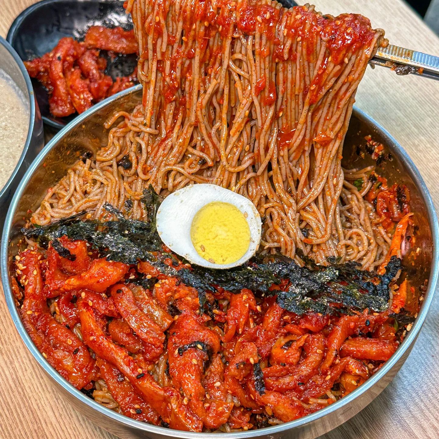 주문 즉시 뽑아서 삶는 쫄깃한 막국수👍👍

면을 바로 뽑아 삶아서 면발이 진짜 쫄깃한데
명태 막국수는 명태 무침도 푸짐해서 존맛!!
할무니가 끓여 주시는 쪼온득한 감자 옹심이는 
들깨가 팍팍 들어가서 꼬소하니 좋아요
겉은 바삭하고 속은 꽉 찬 메밀전병에
편육도 시켜서 동동주 한잔 마시면 극락임🥹

📍오가네막국수
▫️강원 원주시 지정면 소금산길 36
▫️매일 10:30-17:00 / 매주 월요일 휴무

더 많은 맛집 둘러보기🫶 ming_foodie_

#오가네막국수 #원주맛집 #원주맛집추천 #강원도맛집 #강원도여행 #막국수 #옹심이