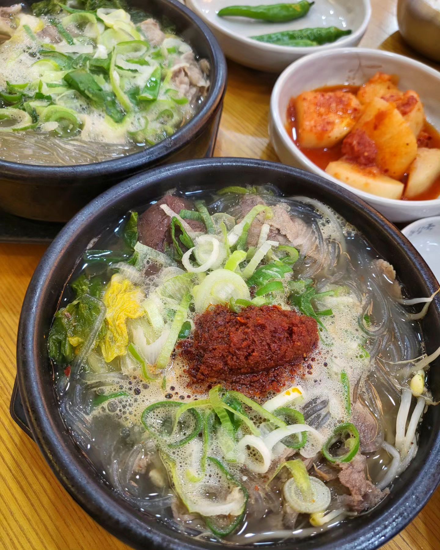 #협찬

✨️제주은희네 해장국 첨단점
광주 광산구 임방울대로826번길 29-25 
영업시간: 화-일:00:00 -24:00/월 07:00 - 24:00
전화번호: 062-971-7003

▫️주문메뉴
해장국 (10,000원x3)
✔️1인1식 주문하면 공깃밥 1번 추가 무료

첨단 보이저, 올리브영 앞쪽에 있어서 매장 찾기 쉬워요
주차장은 따로 없는데 매장에서 식사하고 영수증 지참시 보이저 동춘다방10% 할인 (보이저 주차장2시간 무료이용가능)

제주도식 해장국, 내장탕, 제주도 특산물 돔베고기를 판매하고 있어요. 해장국에는 소고기(양지/사태), 선지, 콩나물, 우거지, 당면, 대파등 들어있어요. 국물이 칼칼하면서 깔끔해요. 다진마늘을 넣었더니 알싸하니 너무 맛있어서 밥 말아먹고 왔어요
아이는 흰국물로 주문했는데 고소하면서 담백합니다.
선지와 다대기를 안드시는 분들은 미리 주문할때 빼달라고 하면됩니다.
양도 푸짐하고 고기가 야들야들하니 부드러워서 맛있게 먹고 왔어요

✔️제주 은희네 해장국 맛있게 먹는 방법
1.탕 속의 내용물을 먼저 반가량 건져서 먹기
2.밥을 말아서 기호에 따라 간 마늘을 첨가해서 먹어요

#제주은희네해장국 #제주은희네해장국광주첨단점 #광주제주은희네해장국 #광주해장국 #광주국밥 #첨단식당 #광주첨단해장국 #광주첨단국밥 #광주첨단밥집 #광주밥집 #광주맛집 #광주첨단맛집 #광주첨단맛집 #첨단 #jmt