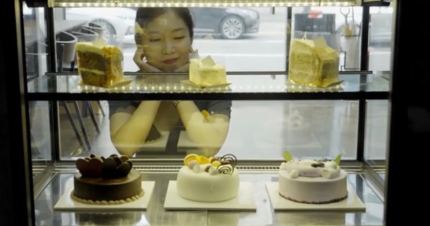 🎂
#Birthday
나는 생일에 굉장히 집착하는 사람이었다.
20살부터 혼자 살면서 무조건 생일날 아침에는 미역국을 혼자 끓여먹었고, 어떻게든 케익을 먹어야했다.
어릴 적 친구들을 초대한 생일파티를 해본 기억이 많이 없어서일까? 성인이 되고 나서는 꼭 그 날은 특별하게 보내고 싶어했다.

근데 아마 23살 쯤인가, 생일날 밤새 알바를 했다. 그렇게 우울한 날도 없었다. 나에게 너무나도 특별하고 행복한 날인데 그 날을 다른 사람을 행복하게 하기 위해 일해야한다는 사실이 괴로웠다.

2019년, 영화라는 걸 처음 공부하기 시작한 해에 아주 귀여운 단편영화를 만들 기회가 생겼다. 그 때 23살의 생일날이 떠올랐다. 내 안에 꾹 눌러져있던 그 서글프고 힘들던 기억이 불쑥 올라왔다.

그렇게 “난 오늘 케이크를 먹어야겠어” 라는 첫 단편영화를 만들었다. 나의 슬픈 기억과 강박이 담긴 영화. 지금 보면 참 발가락으로 찍었나 싶은 퀄리티다ㅎㅎ 하지만 그보다도 중요한 건, 이 영화를 만들면서 내 안에 자리잡고 있던 생일에 대한 집착이 사라졌다는 것이다.

그때 경험했다. 아 내 이야기를 녹인 어떠한 창작물을 만들어내는 과정에서 내가 치유받고, 회복하고, 해소를 할 수 있구나.

그게 내가 이 일을 하는 이유다. 

연기를 하면서 스스로를 더 알게되고,
노래를 하면서 나와 사람들에 대해 더 생각하고
작품을 만들면서 세상을 더 깊게 바라본다.

내가 하는 일이 꼭 사람들에게, 또 나에게 기쁨과 위로를 주길 바란다. 

결론은
생일 축하해주셔서 감사합니다! 
하루종일 일만 한 하루였지만 축하해주는 말들과 마음에 충만하게 행복했습니다 💖