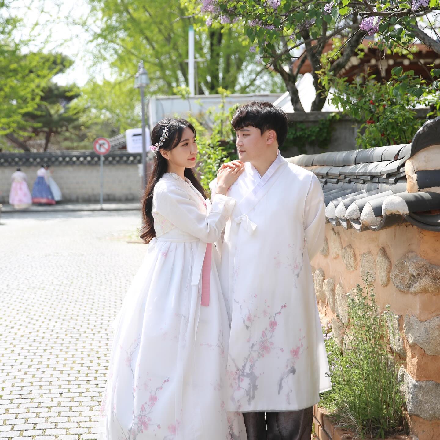 미루고 미루다 올리는 전주 2일차 🤪

둘이서 같이 한복입은 것도 처음이고망🙈💕
이쁘지만 더웠다는 ....

전주는 진챠 맛있는게 왜케 많은건지 ~~
둘이서 죙일 먹어벌였지무야 ㅎ.ㅎ
고로케랑 바게트도 맛있었고 물갈비도 짱맛💗
남는건 우리 뱃살 뿌니지만 그래도 햄보케요🫶🏻

우리 또 먹으러가댜 대지양~!~!

#전주 #전주맛집 #전주한옥마을 #전주카페 #전주가볼만한곳 #전주데이트 #전주여행 #길거리야 #자매갈비전골 #오짱 #마시랑게