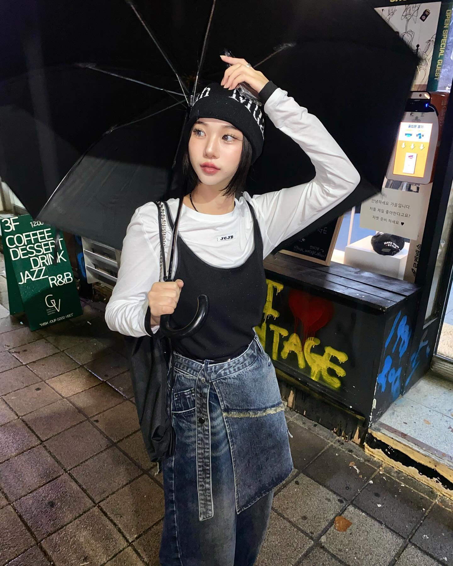 #광고 ☔️ Being normal is boring ! 🌀😐💤 

아이코닉 데님 아이템을 전개하는 jcjd_official 
JCJD가 드디어 무신사에 런칭되었어요 !!

제가 입은 에센셜티셔츠와 랩와이드데님은
무신사에서 선발매 이벤트로 만나볼 수 있답니당

에센셜티셔츠는 촉감이 진차루 넘 좋아서
이너로 레이어드해서 입기 좋더라구욤!

데님은 말해뭐해 무게감이 탁 있어서 핏이 예쁘게 잡히고
랩스커트는 탈부착이 가능해서 
여기저기 코디하기에 만능이랍니당༄

유니크한 데님 찾고 계시다면 바로 JCJD로 ~👖

#JCJD #JCJD데님 #ootd #데님추천 #데님코디 #여자데님 #데님패션 #데일리룩 #JCJD티셔츠 #ㅇㅇㅌㄷ #패션계정맞팔 #소통 #패션계정 #소통해요#패션소통 #패션계정소통
