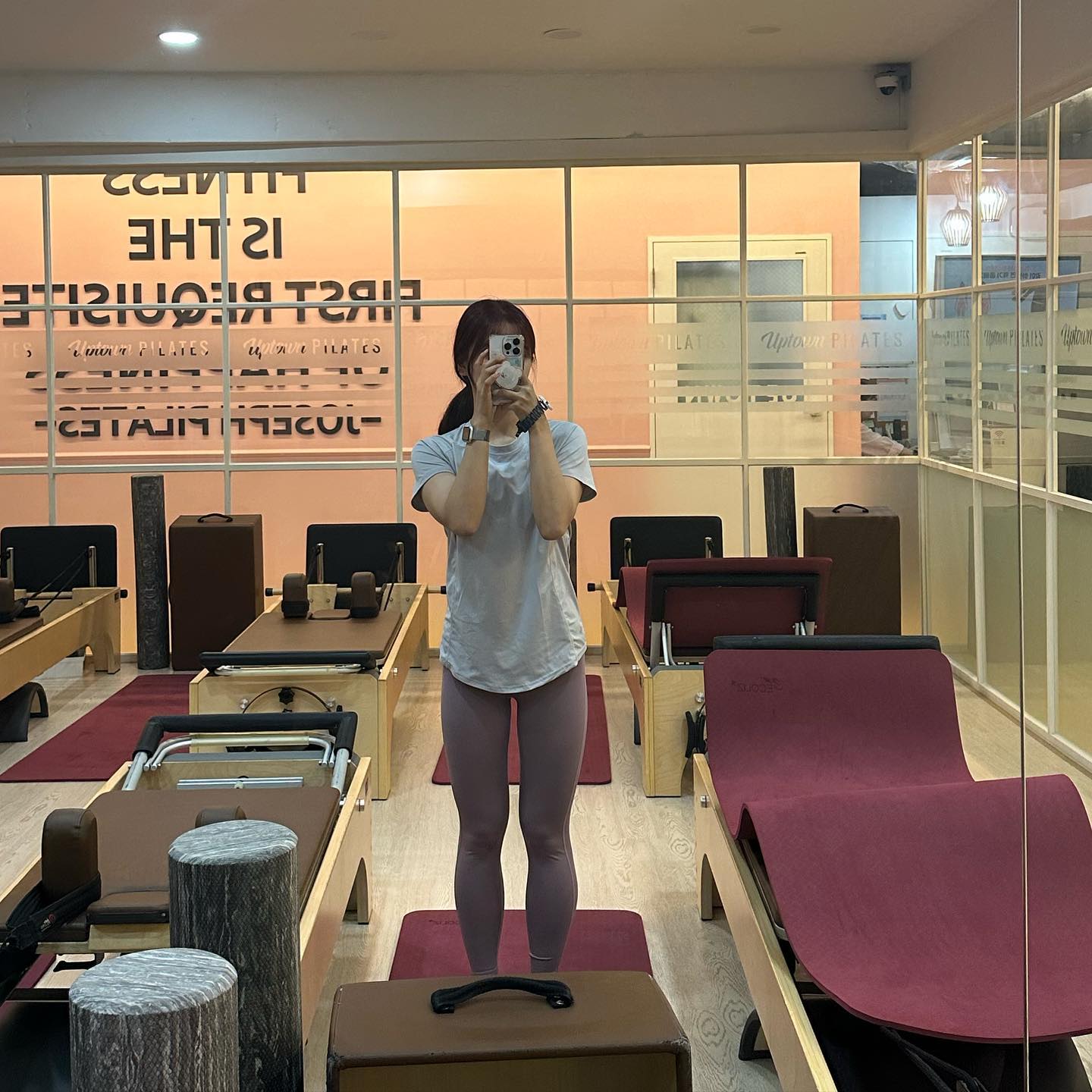 스컬피그 입은 어쩌면 그냥 피그🐷

생일선물로 받은 레깅스 두 달만에 도전💟
밝은 색이라 조금은 부담스러웠지만
열심히 살 빼서 예쁜 운동복 입자는 욕구가 뿜뿜한 하루🤭

태풍 때문에 다른 회원 없이 개인 수업❤️
필테쌤이랑 같이 파트너운동(?)처럼 해서 그런지 칼로리도 평소보다 많이 소모된 것 같아효😋
+_+
한 달 넘게 로그인도 안 한 계정인데
운동 기록 못 해서 팔로워 꾸준히 빠지던 계정에 갑자기 무슨 일인지.. 팔로워가 갑자기 늘어나서 좋으면서도 당황스런 맘으로 최근 운동기록 하나 박제😳😳

이번주도 화이팅하세요💪🏻♥️💪🏻
.
.
.

#다이어트 #다이어터  #운동기록 #운동계정 #운동스타그램 #헬스타그램 #헬린이 #운동하는여자 #운동하는직딩 #운동맞팔