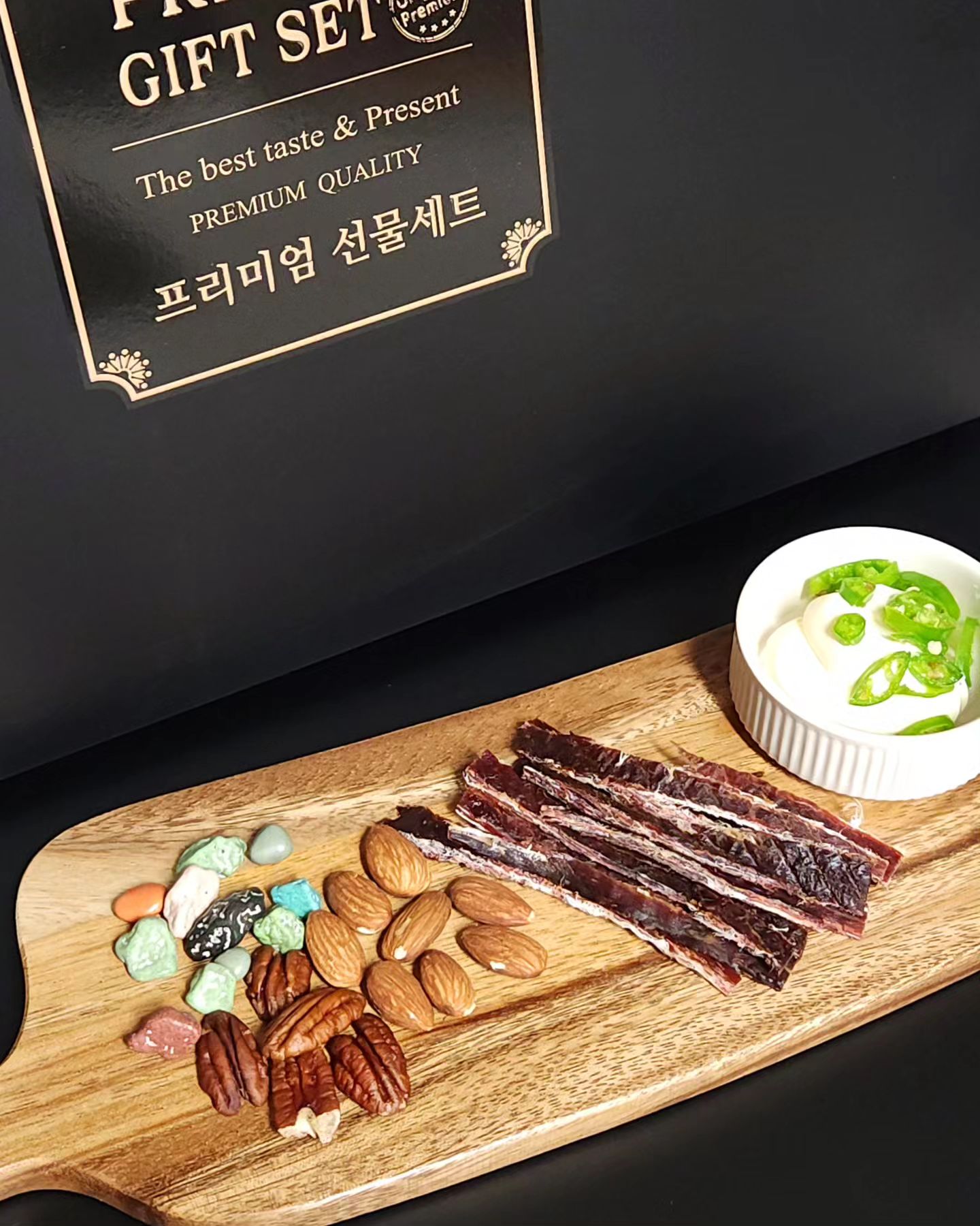 #협찬

30년 이상 육가공 전문가들이 함께 만든 육포! 휘육포!!
프리미엄 육포 선물세트를 소개드릴게요.

~❥ 휘육포는 HACCP 인증받은 곳에서 안전하게 제조된 국내산 소고기 우둔살로 만든 최고급 육포입니다.

일반육포는 짠맛이 강한데 휘육포는 짜지 않아요 Ü
부드럽고 짜지 않아서 어른은 물론 아이들도 맛있게 먹을 수 있어요.

맥주안주는 물론 짜지 않아 간식으로도 최고입니다.

일반 육포는 양이 적어 한봉지 뜯으면 먹을 것도 없잖아요!! 
그런데 휘육포는 100g 단위 대용량이라 아쉬움없이 먹을 수 있어서 좋아요.

❥𓂃𓏧맛있는 육포 더 맛있게 먹는 tip 알려드릴게요.
ㆍ육포 결대로 찢어 취향에 맞는 소스에 찍어 먹기!!
ㆍ참기름을 소량 바른 뒤 프라이팬에 살짝 구워 고소하게 먹기!!
ㆍ전자레인지에 10초 이내로 돌려 부드럽운 식감으로 먹기!!
ㆍ에어프라이어 200℃에 3분 정도 구워 바삭한 식감으로 먹기!!

❥𓂃𓏧양이 많아 고민이라면 이렇게 보관하세요.
 ㆍ실온보관 - 개봉 전 직사광선을 피해 서늘한 곳에 보관
ㆍ냉장보관 - 개봉 후 드시다가 남은 것은 밀봉하여 냉장보관
ㆍ​냉동 보관 - 장기간 보관 시 밀봉하여 냉동보관

​명절 기간에는 보자기 포장과 인사말 카드도 동봉된다고 하니 명절선물로 딱이네요.

선물하기 좋은 고급스러운 패키지의 프리미엄 육포 선물세트 휘육포랍니다.

받는 사람도 주는 사람도 기분좋은 선물이 될꺼 같아요∿ ෆ

구매는 스마트스토어에서 가능해요.
www.hwijerky.com

#휘육포 #육포선물세트 #식후경 #육포선물세트브랜드휘육포 #육포추천 #육포선물 #육포안주 
#육포간식 #명절선물 #명절선물세트 #소고기육포 #국내산육포