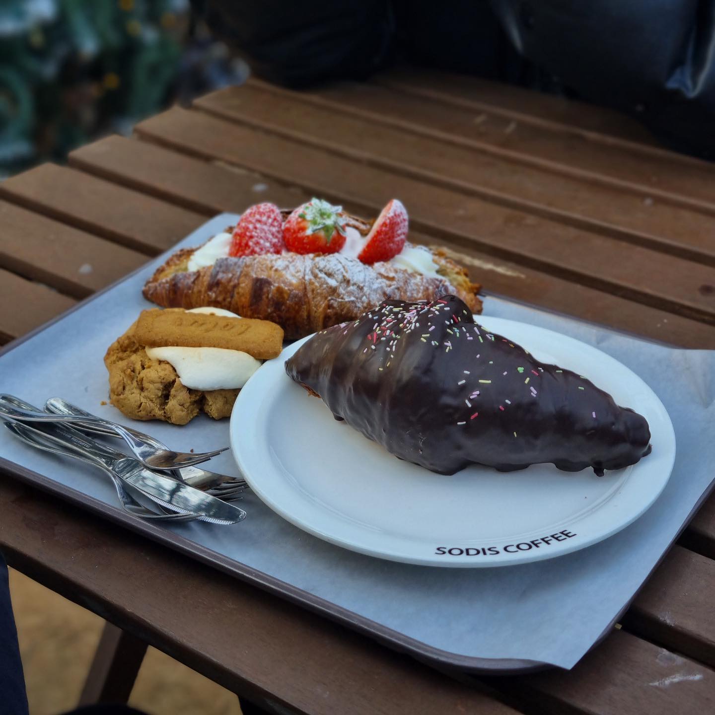 🎄

#소디스커피경주 대형카페
  눈이 내리는 카페 ო̤̫

#경주대형카페 #아이와가볼만한곳 으로
  크리스마스트리 장식 있고
눈까지 오니 귀요미들 크리스마스 사진 담아왔네

#소디스커피현곡 주차할 수 없을 만큼
갓길 대기차들 줄줄 매장안엔
앉을자리 없고 메뉴주문할때도 줄서고 (ᴗ˳ᴗ)

#크리스마스트리 볼려고 여기까지
  눈은 비누거품 ː̗̀(ꙨꙨ)ː̖́ નોગ

덜덜 떨면서 빵먹고 후다닥 빠져나오기 ˃ᴗ˂