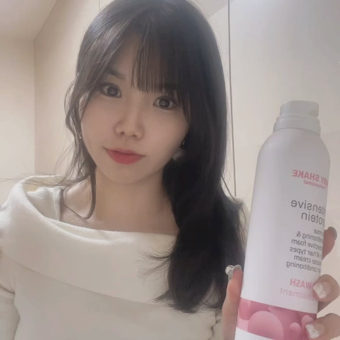 #노워시 #트리트먼트 babyshake_tor

무스타입 노워시 폼트리트먼트!
끈적임 없고 쓰기편한데 향까지 좋아버리는!!

짜서 쓰는건, 거의 다써갈때 사용하기가 너무힘들더라구여
오전에 머리감구 말리구 준비학 바쁜데
빠르게 머리에 영양주고 
향기까지 줄 수 있어 이것만 쓰게되더라구요?!

무스 짜놓고 바르기 어려우면 어떻게하나 고민했는데
보시다시피 시간이 지나도 흘러내리거나
녹거나 하지않고 쫀쫀하게 자리를 지켜주고있어요!!

너무나도 좋은건, 
저는 피부 기초화장-메이크업-헤어케어 하는편이라
마무리까지 깔끔하고싶은데
끈적임 없고 잔여물까지 없어서 너무좋았어요!!

향기 좋고 끈적임없이 트리트먼트 사용하고 싶으신분들!!
아침 1분!! 언제나 바르고 케어할수 있는 노워시트리트먼트 
추천드려요!!

궁금하실링크: https://naver.me/55RxSBJw

#베이비쉐이크트리트먼트 #헤어팩추천 
#손상모 #모발관리 #베이비쉐이크
#일상 #데일리 #맞팔 #선팔 #코덕소통 
#소통해요 #소통 #셀카 #얼스타그램 
#뷰티템 #관리하는여자 #피부관리 
#beauty #daily #ootd #selca #likesforlike #followforfollowback