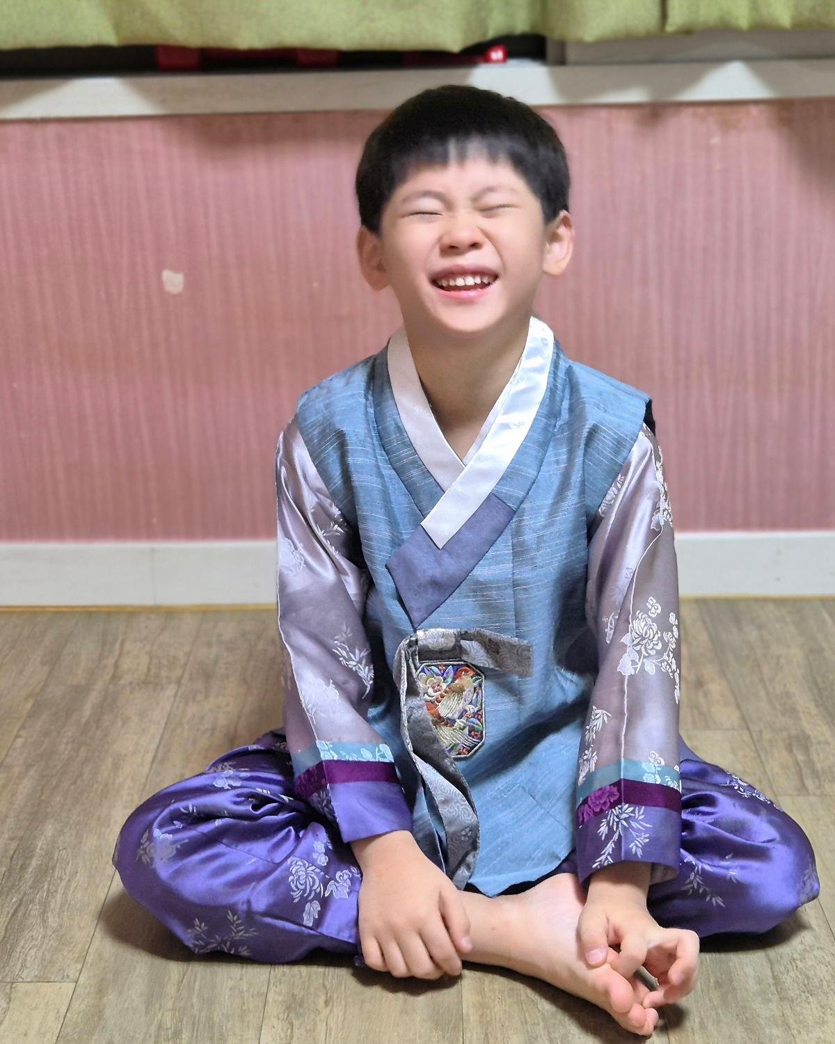내일 어린이집 행사 
사촌이 물려준 7호 한복
잘어울리는구만 
#한복 #추석 #어린이집행사 #육아소통