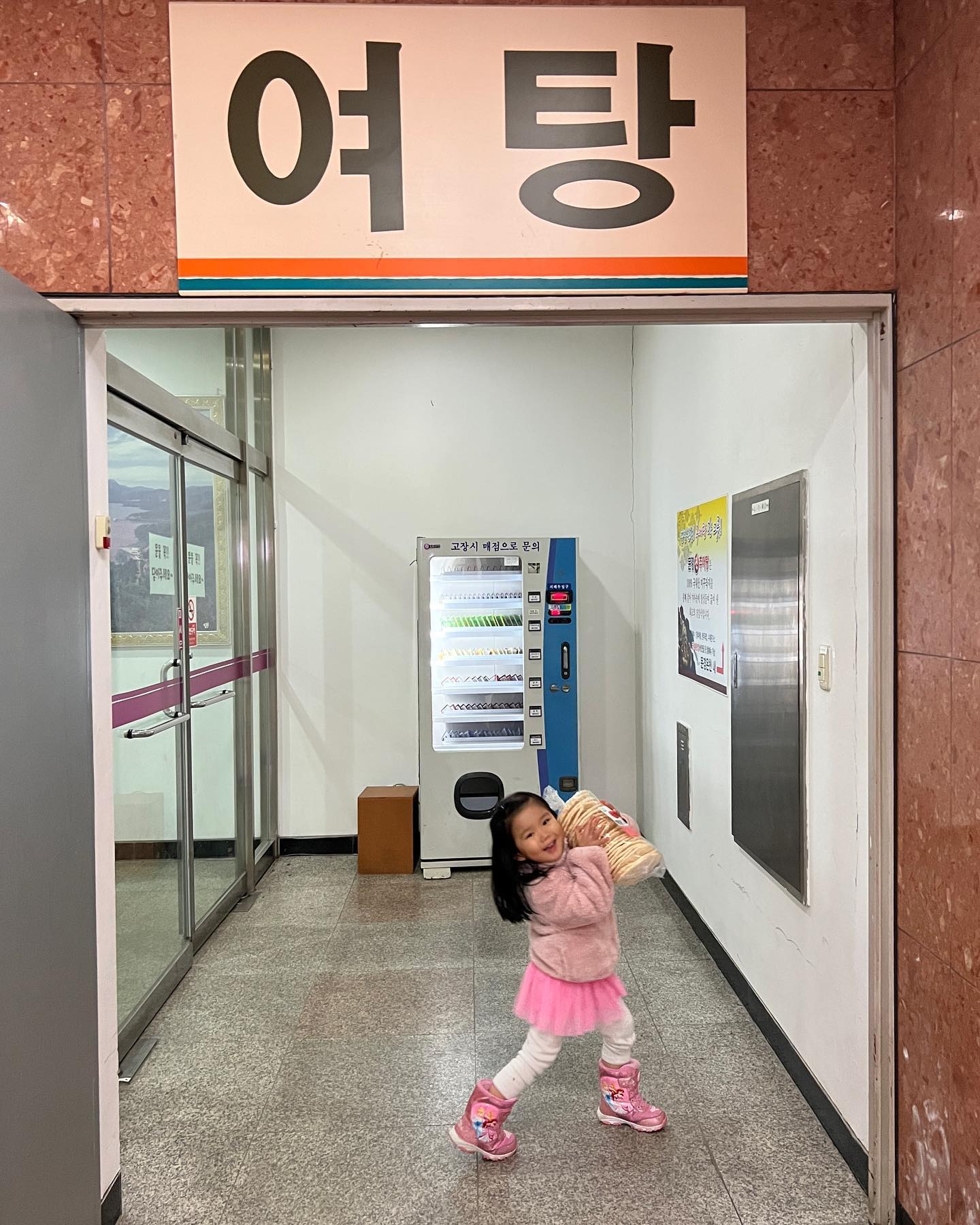 떠아의 첫 #찜질방 ♨체험🫧🧖‍♀️ 담고온 문경
📍#경상북도 #문경 여행은 처음이였는데,,, 진짜 좋은데요?!!!

🏷️체험할거리들이 진짜많아요. 것들중에 서아는 #도자기만들기체험 
🏷️#도자기 만들고 3달? 후에 집으로 배송해준데요!
🏷️#문경세제 등 볼거리가 많다고하는데 다음에 또갈예정이에요!! 다 못봤어요
🏷️#문경약돌한우 진짜 최고에요. 가격도 괜찮고 맛은 더괜찮고. 가야할 이유 추가입니다