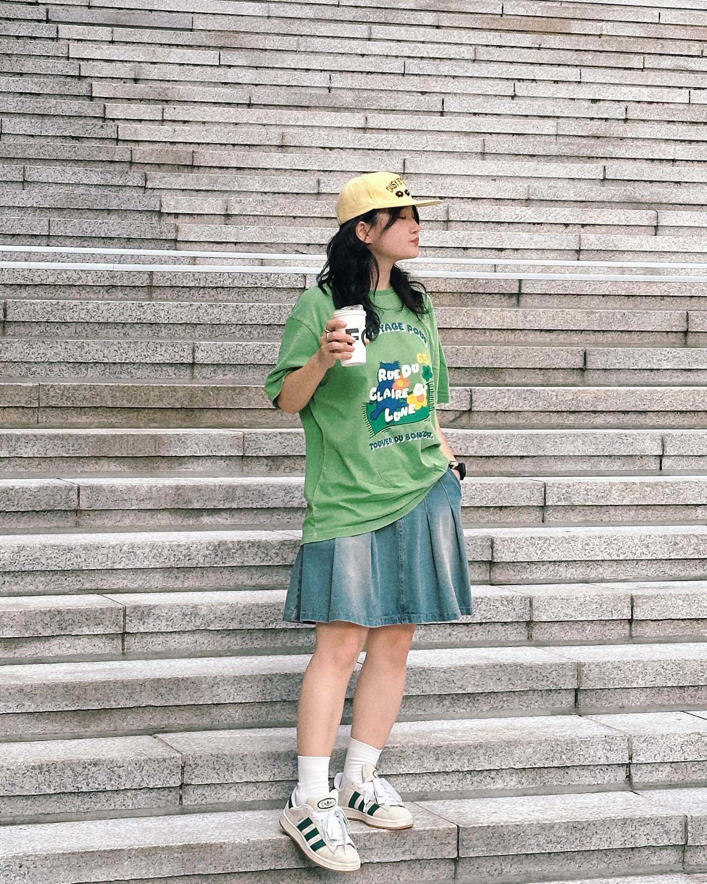 lmr__official 진짜 짱짱 귀여운 LMR티셔츠 🍀
여름에는 이런 색감이 땡기는 것 같애요 역시!
색감 좋고 부들부들한 티셔츠에 데님스커트.. 이렇게 입으면 기분이 좋그든요 🙄

'LMR 24 SUMMER 르 보야지 다잉 오버 티셔츠 궁금한 멋장이는 LMR 홈페이지로 고고띵 🖐🍡

#LMR #엘엠알 #반팔티 #반팔티코디 #반팔티추천 #여름코디