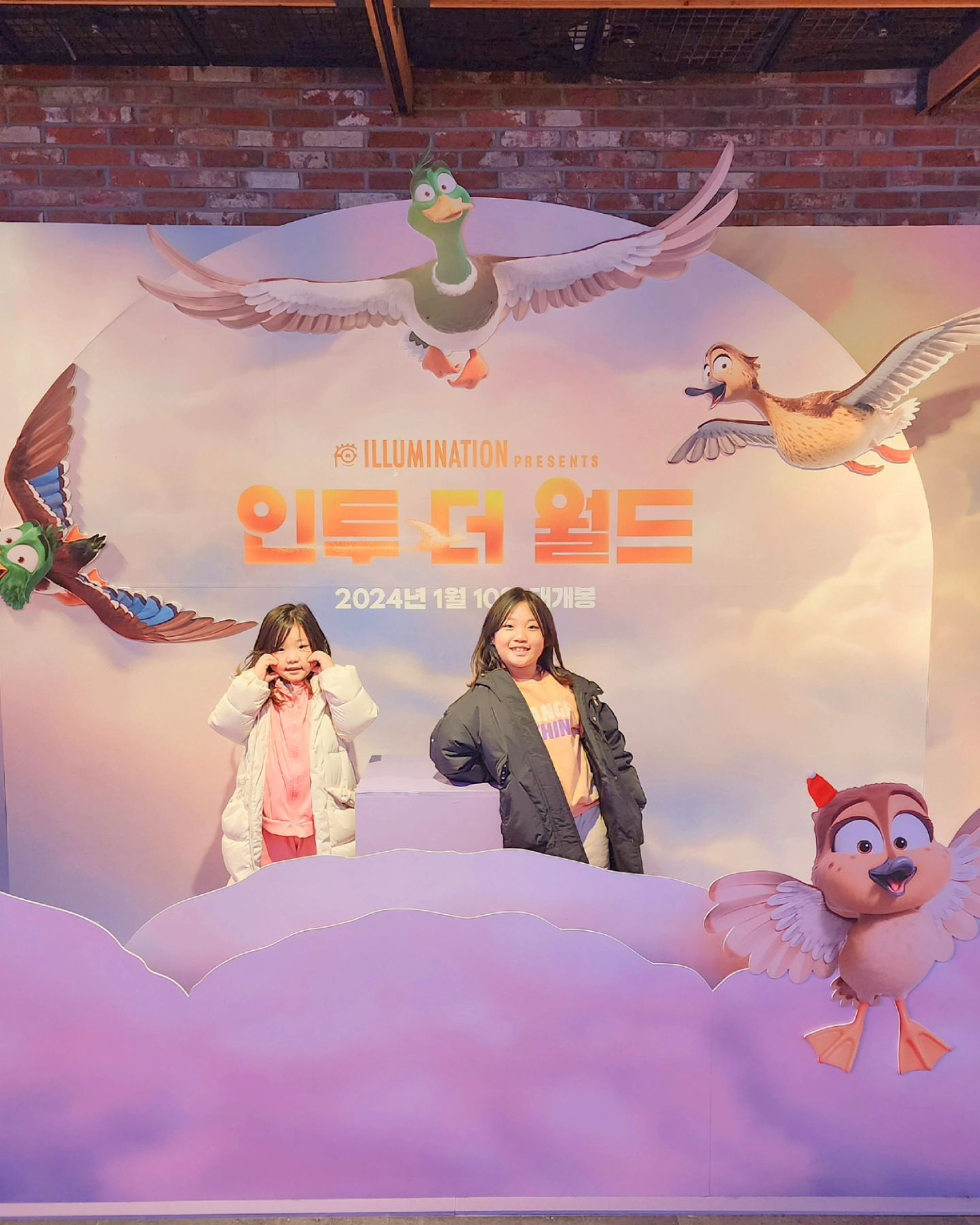 #광고

꺄악 >_< 
<미니언즈> <슈퍼 마리오 브라더스> 
일루미네이션의 2024년 첫 영화! 봐야죠 꼭 봐야죠~
아이들과 시사회다녀왔어용🫰
보는내내 웃음이 끊이질않고 집중해서 볼 수 있었어요^^

새해를 시작하는 지금 시기에 
새로운 모험을 향한 두려움과 용기, 도전, 
희망적 메시지를 담은 영화🎬
일루미네이션 팬이라면? 
놓칠 수 없는 <인투 더 월드> 와 함께 만나는 
미니언의 새로운 단편 <달탈출> 강!력!추!천

안정을 추구하는 아빠와
도전하고 싶어하는 엄마
중2병 오빠,스트릿 귀요미 파이터 동생

티격태격하는 현실남매의 모습도 
때론 다투지만 함께 가족을 이뤄가는 엄마아빠의 모습도
가족모두의 모습이 담겨 귀여움뿐만 아니라 
매력적인 캐릭터들 덕분에
누구나 공감하며 볼 수 있는 꿀잼영화❤️

아름다운 자연, 화려한 뉴욕의 도시, 
하늘을 나는 동안 펼쳐지는 구름 속 광경까지~~

가장 먼저 미니언즈의 새로운 이야기를 만날 기회
극장에서만 가능하니 아이들 방학때 
손잡고 가셔서 꼭 보셔요😃

#인투더월드 #일루미네이션 #영화 #영화추천 #1월10일극장개봉 #애니메이션 #가족영화추천