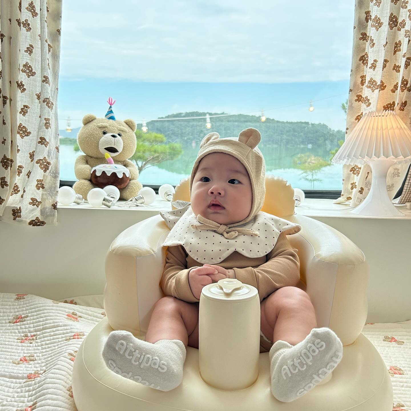 증말 안 낳았음 어쩔뻔했니🥹🥹
너어 정말 너무 귀여워 함민준ෆ
부모가 된다는건 어떤 말로도 표현 할 수 없을 만큼 너무 행복한일💛
.
.
.
.
#작년엔둘이#올해는셋이
#해피추석#🌕
#토끼띠아기#카라반#캠핑