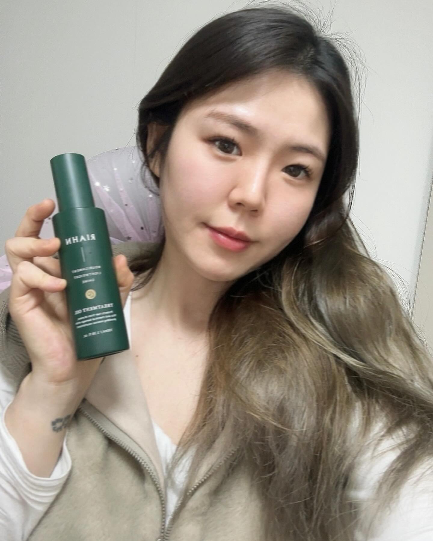 #협찬

손상모인 저에게 딱힌 윤광 영양 탄력 스타일링까지 한번에 올케어가 가능한 #리안헤어트리트먼트오일 소개시켜드릴게요

아보카도오일.마카다마아씨오일 동백나무씨오일 올리브오일등 다양한 식물성오일이 함유되어 손상된 모발을 지켜준다고하더라구요!! 손상된 내모발을 지켜줘!!

펌핑으로 손쉽게 사용할수있고 오일제품이지만 찝찝하지않고 깔끔한 마무리감이 대만족!! 

냉큼 사용해봤눈뎅 윤기도 없고 푸석하기만 했던 제 머리결이 윤기도 넘쳐나고 촉촉해졌어요 빗질도 잘되고 젖은모발 마른모발에도 다사용할수있다고하니까 좋더라구요 열심히 관리해서 지켜야지 내모발♥️ riahn_official 

https://thekoc.io/members/Chongkundang

#더콕 #리안헤어 #샴푸 #트리트먼트 #헤어오일 #헤어오일추천 #헤어샵 #머리추천 #헤어스타일 #모발케어 #KINGKOC  #THEKOC