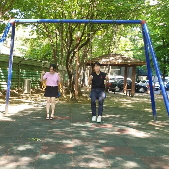🤵👰‍♀️
결혼기념일... 벌써 13년이나 살았네?
다정한 척 그네 타기♡ 

특별한 일 없이, 
아들 좋아하는 보드게임 하고 옴
.
.
#결혼기념일 #결기 #보드게임