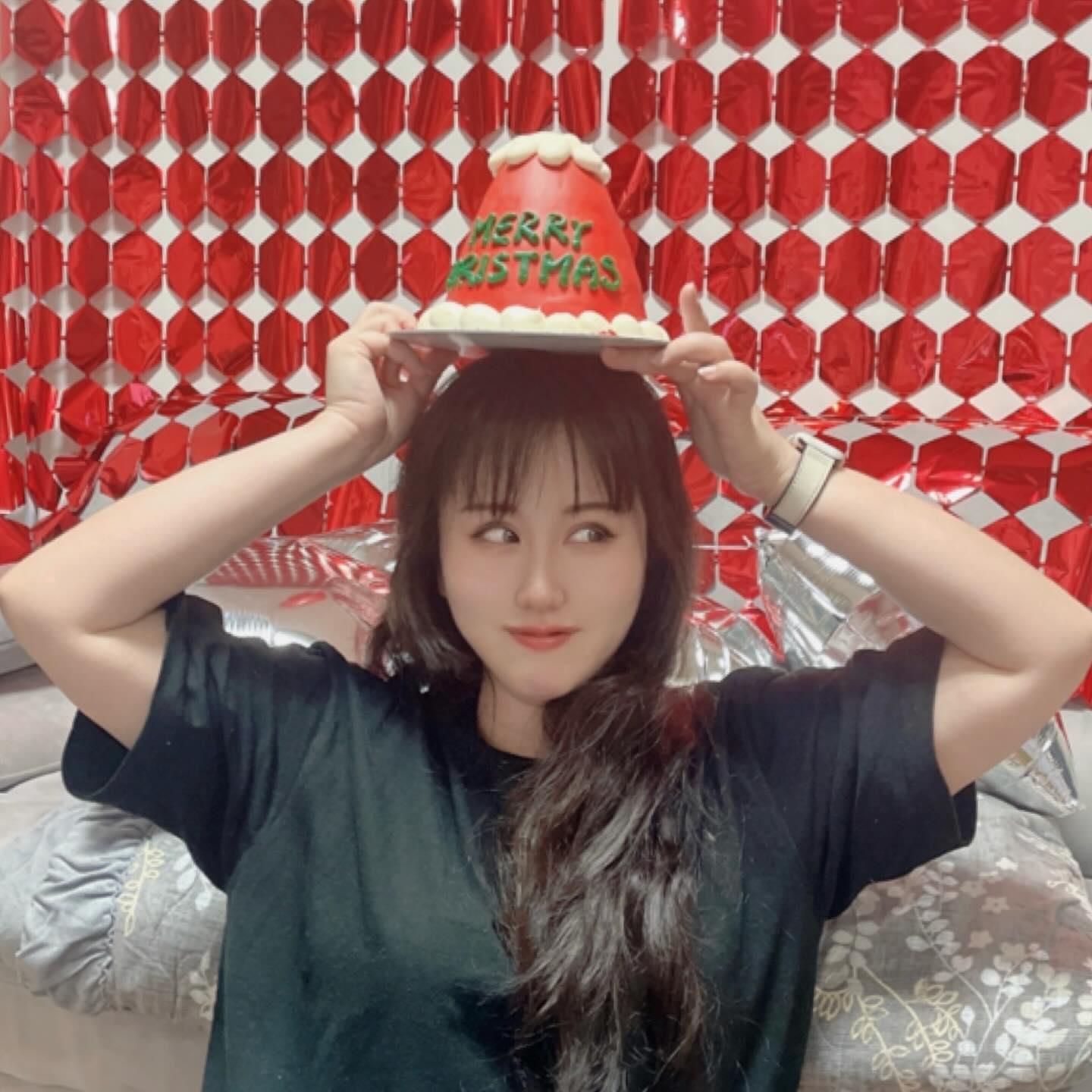 뭔가 사진 덩치엄청 크게나와서 기분이 좋진않..... 
산타모자케이크🎄 머리에 올려보았당🎅🏻
제훈이와 하윤이의 첫번째 크리스마스🥰
나름 크리스마스 분위기 낸다고 집도 꾸미고
저녁준비 하면서 테이블보도 깔아보고,

인스타그램 보면, 다른사람들은 좋은식당가서 예쁜사진찍고, 예쁜카페가고, 대형트리앞에서 예쁜사진도 찍고 ㅠ 뭔가 부러웠는데, 나는 혼자 아둥바둥하며 준비한거같아서 살짝 억울했지만.. 

그냥 크리스마스의 본질은 아기예수님의 탄생인걸! 생각하며.

휴일이지만 가게에서 일 도와주며 이틀이 순삭되어버리기도 했지만, 그래도 일 도와주고있는데 갑자기 꽃배달 와서 꽃다발도 받고
나름 최선의 노력을 다 해주고 있는 내 돌쇠🤍
고마워🩵

' 언젠가는 크리스마스에 오빠가 가게에서 일 안해도 되게 되는날이 온다면 크리스마스 예배정도는 같이가자🫶🏻

케이크 : #마마카카케이크
저녁메뉴 : #삼겹김치말이찜

#크리스마스 #크리스마스케이크 #크리스마스이브 #christmas #christmaseve #Bouquet #꽃다발 #집밥 #집밥메뉴추천 #산타모자케이크