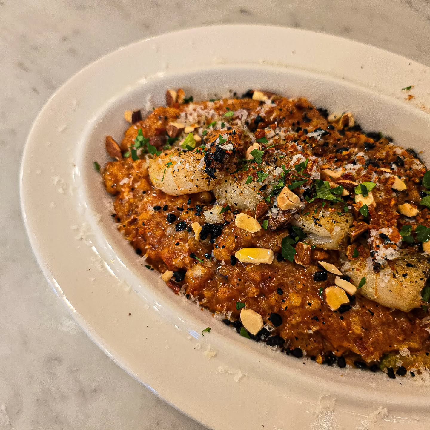 벌써 내돈내산 5번째 정도 방문한 부산 전포 도우밍 (dough_ming) 파스타 맛집.

또스타(또 파스타) 라고 할 정도로 매일 파스타를 먹는, 이태리+미국 6년 산 친구도 좋아하는 집.

반면 나는 한식파라서 파스타는 안 좋아하는데, 도우밍은 인정하는 맛이다. 🥺❤️ 오늘은 별 기대없이 리조또를 시켰다가 감동... (그동안 먹은 생쌀인지 죽인지 모를 것들은 리조또가 아니였구나)

쉬림프 로제 리조또 최고...🥺👍
새우, 홍게살에 견과류로 식감까지... 
이젠 리조또 먹으러 와야겠다.