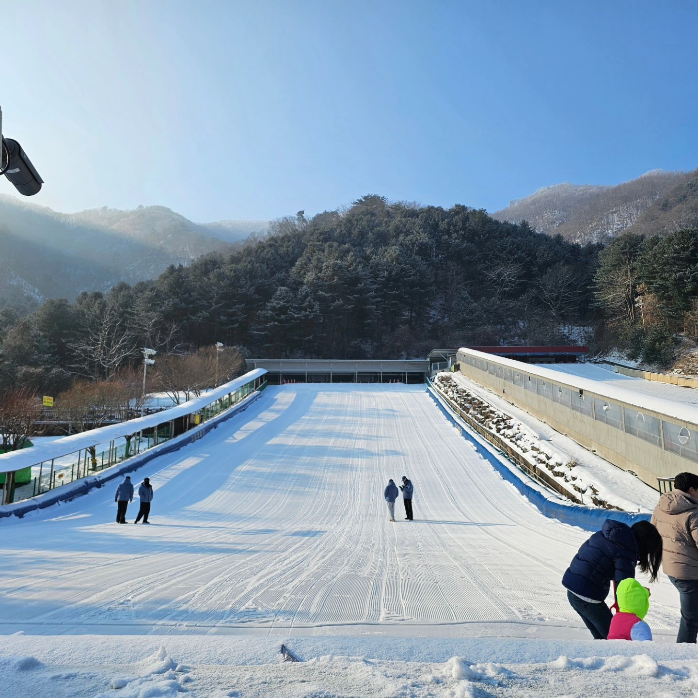 #가평썰매장
무빙워크있어서 편하게 많이 탈수 있는 곳
어제 저녁에 와서 하루 잔 숙소가 
꼬져서 투덜댔는데 배도 안고픈지 계속 썰매 타는게 
재미있어해서 다행
#여행스타그램 #겨울방학#아이와가볼만한곳 #눈썰매장