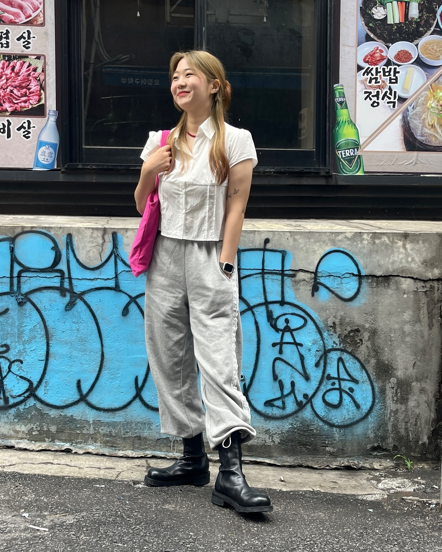 저 잘 살아있읍니다,,,(생존신고)

이직 준비에 전시회 준비하느라 정신없었네요
전시는 인사동에서 하게 되는데 여기에도 피드로 홍보할게욥🤭

+ 빈말 절대 안할 저희 엄마 아들이 이 사진보고 모델 송해나 닮았다고 해서 아주 기분이 좋은 그런 사진이랍니다😆

암튼 모두 즐거운 일요일 되세용🥂💕💕

-을지로에서•••

🩳제품정보👚
상의 | 행궁 옷가게 bready_wholesale 
하의•목걸이 | 프롬비기닝 frombeginning_ 
신발 | 무신사스탠다드 musinsa_standard 
가방 | 시눈 sinoon.official