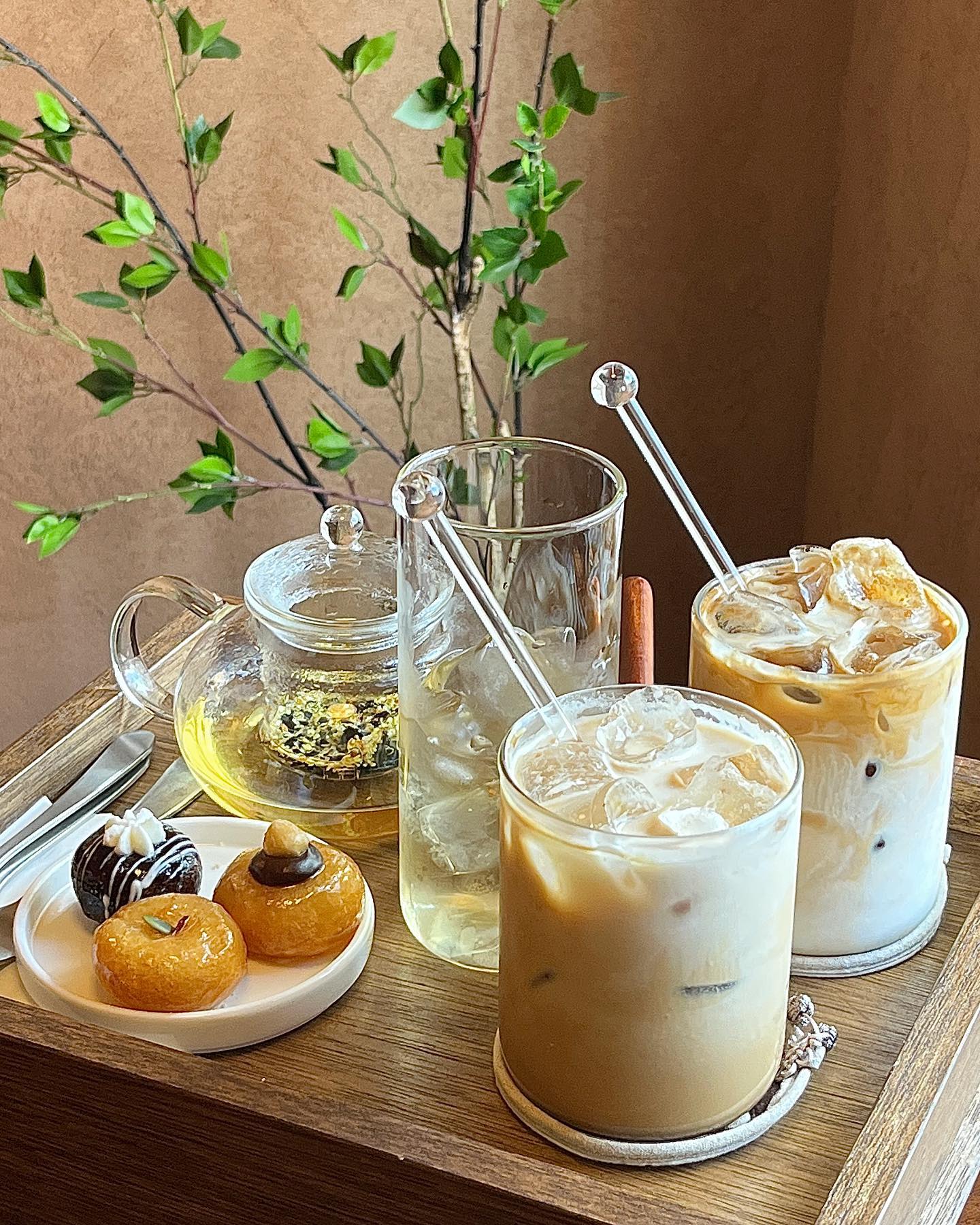 🫖 한과와락
📍 서울시 강남구 신논현역 주변

강남에 새로 생긴 전통 디저트 감성 맛집 🫖🤍
매번 강남에 갈 만한 카페가 없어 떠돌기 일 쑤 였는데, 이렇게 분위기 좋은 카페가 생기다니 ! 그래서인지 사람들이 북적북적하더라구요. 요즘 핫한 🟡🟠 개성주악도 처음 먹어봤어요. 먹으면서 고급스러운 찹쌀 도너츠 맛이라고 생각했는데, 역시 찹쌀을 이용하여 만든 튀김 떡이라구 하네요 ? 맛있긴 한디, 특별히 찾아 먹을만큼 제 스탈은 아니었던 ,, 큼 😶‍🌫️

➰ 카페라떼 5.5
➰ 바닐라라떼 6.0
➰ 목서꽃우롱차 7.5
➰ 개성주악 2.5
➰ 초코주악 3.0
➰ 누텔라주악 3.0

전 개성주악보다 꽃차가 참 맛있었어요. 삼삼하구 향긋하니 .. 흔히 볼 수 없는 다양한 종류의 꽃차들이 많아서 메뉴 고르는 재미도 있었답니당. 위치와 분위기가 좋아서 더 핫해질 것 같아요 ! 빨리 방문해보세요 🫠