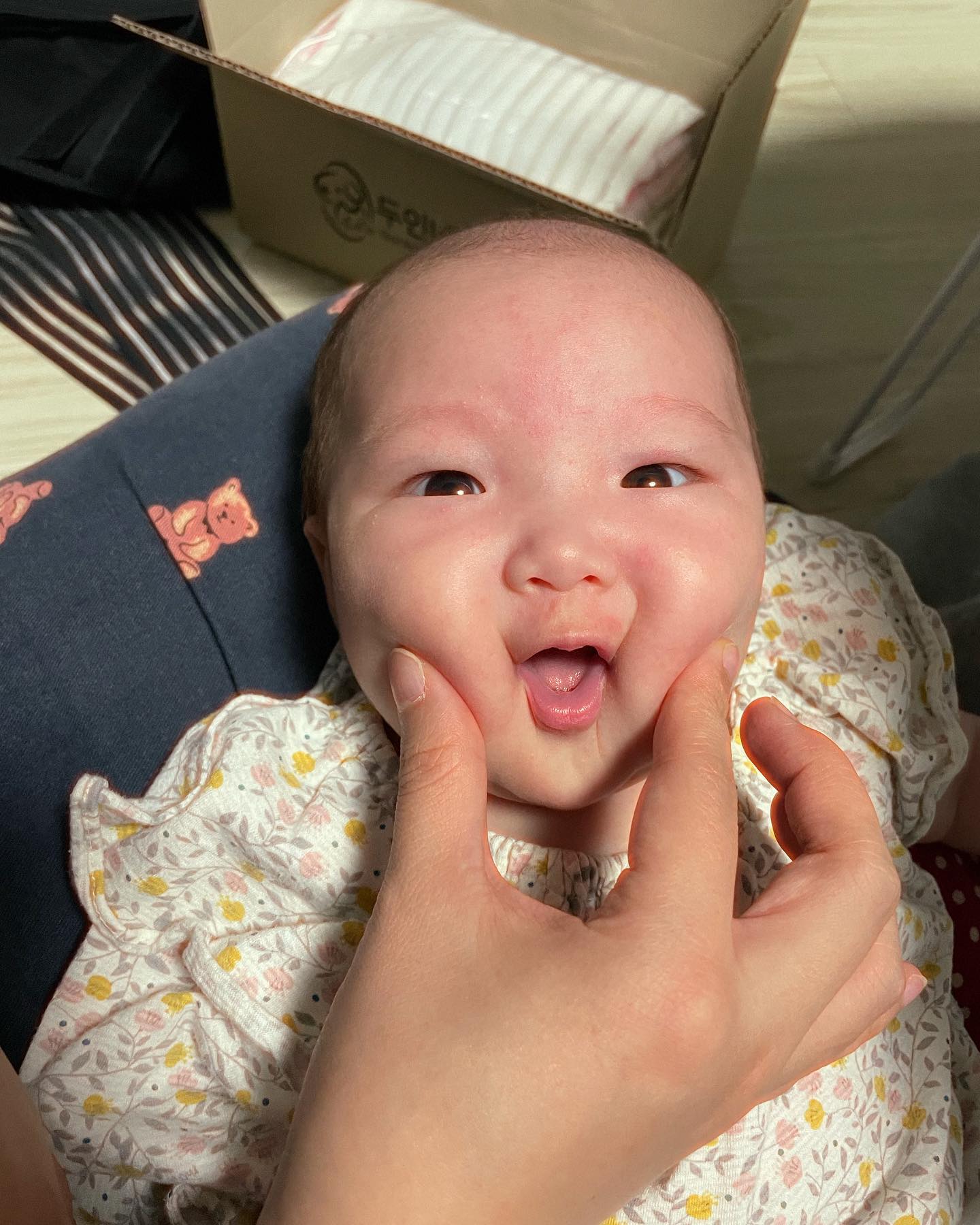 #52일아기 
눈빛에 표정이 생겼다😲
하루하루 크고 있구나 너🥺너무신기해

근데 왜 머리카락은 빨리안길어?
너 아빠랑 할아버지 두상 똑닮았어^^...
대머리 탈출 언제쯤 가능?