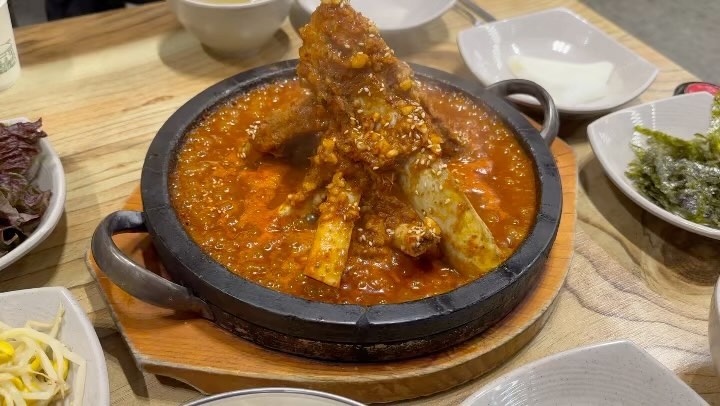 어서와 한국은 처음이지? 핀란드편에 나왔던 빌푸님의 맛집이라고 해요 ~ 메뉴는 매콤갈비찜과 간장갈비찜 두가지뿐! 맛집의 스멜이 풀풀 풍기죠?😄
매콤 갈비찜이지만 많이 맵지 않고 신라면정도의 맵기라서 먹기 딱좋았어요 마지막에 매콤한 양념에 밥까지 볶아 먹으면 끝! ㅎㅎㅎ

맛있게 잘 먹었습니다

천사갈비찜
#대구맛집#대구갈비찜#대구찜갈비#천사갈비찜#매콤갈비찜#간장갈비찜#일상#소통#선팔#맞팔#맞팔환영