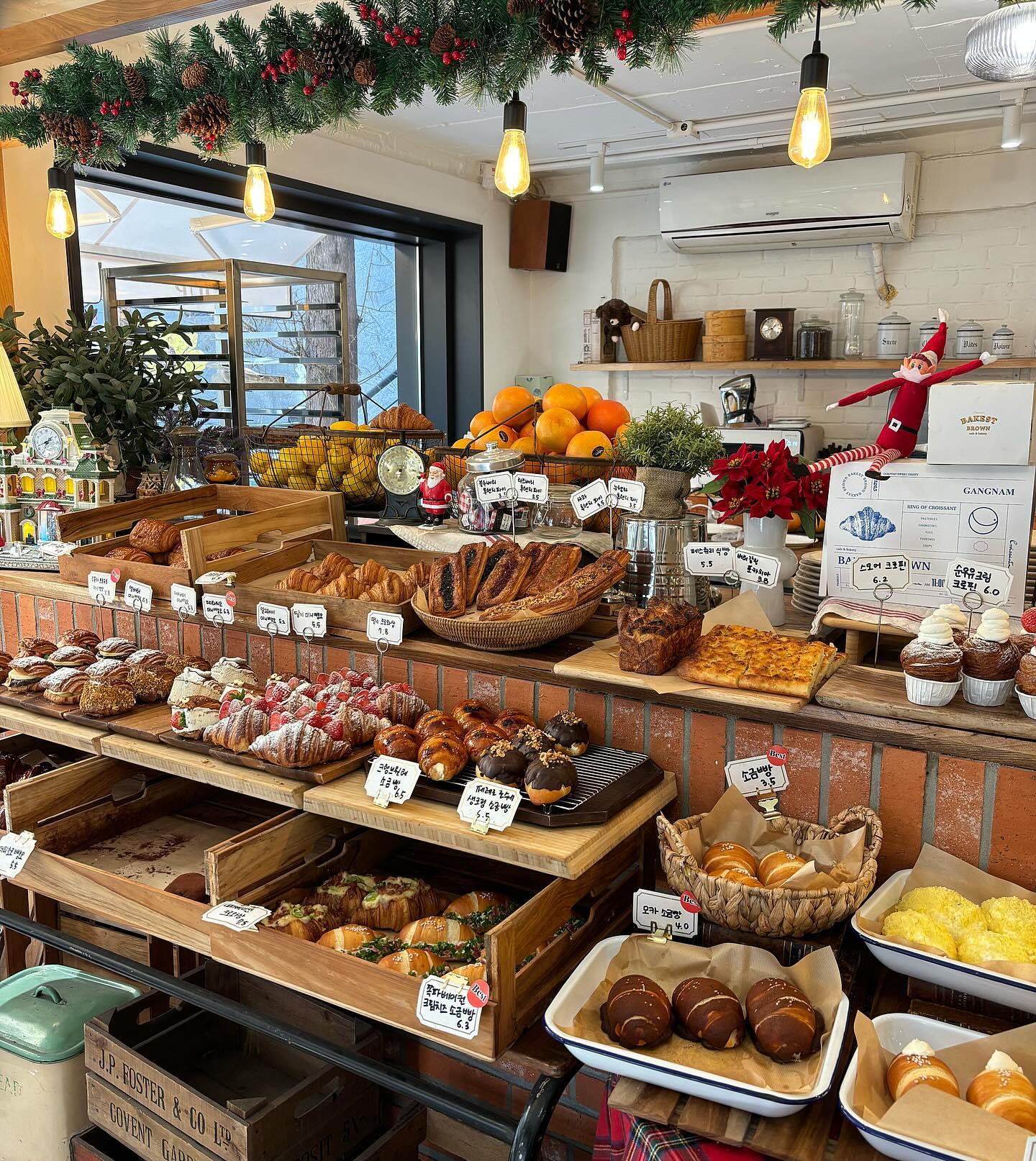 강남역 빵순이들 취향저격 카페‼️🥐🧁🥨🥯

📍베이커스트 브라운 (bakest_brown )
🏬서울 강남구 강남대로102길 21 
⏰매일 11:00 - 23:00
📞02-558-6991

- 아메리카노 (6,000)
- 바나나푸딩 (6,500)
- 얼그레이 미니뺑오 (5,200)

붉은 벽돌 인테리어로 깔끔하고 감성있는 카페, 베이커스트 브라운🤎

1층은 디저트를 직접 담아서 주문하는 곳이에요! 주말 점심에 방문했는데 빵이 꽤 많이 남아있었어요. 
2층부터 테이블이 있고 화이트톤 인테리어에 자연채광 가득가득이라 아늑한 느낌이에요🤍
3층에는 큰 테이블이 있어 단체모임도 가능하고 지하에도 공간이 마련되어 있어요!

빵 종류가 엄청 다양해서 뭘 먹을지 고르기 너무 어려웠어요,,🥹
바나나푸딩은 달달한 크림과 푸딩 사이에 들어가있는 빵이 잘 어울렸어요!
얼그레이 미니뺑오는 얼그레이 맛 찐하게 나는 크림 가득..🤍