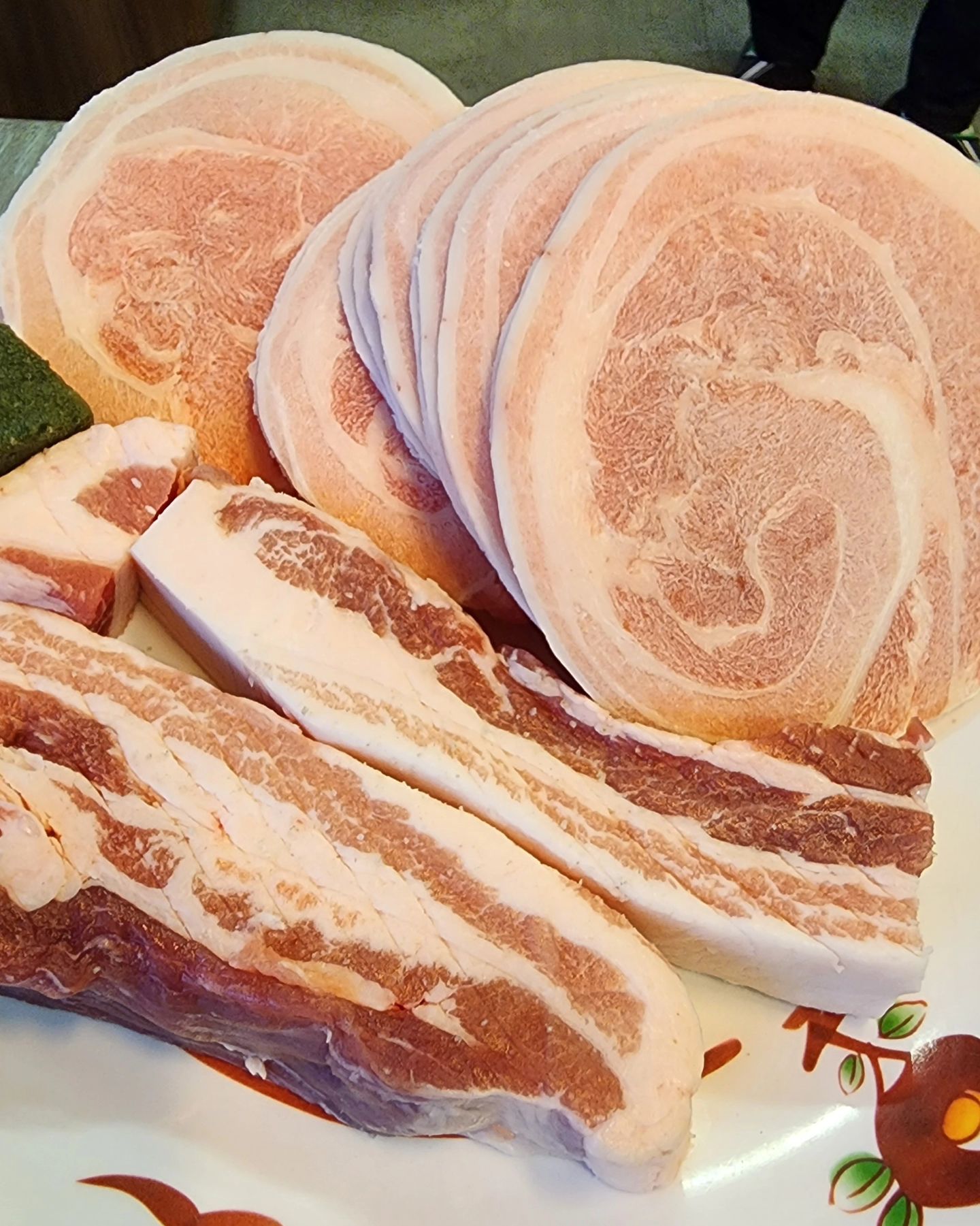 .
협찬
.
안녕하세요 해달솔 이에요-!
오늘은 교대역에 위치한 교대2층집에서 맛있는 꽃삼겹과 통삼겹을 먹고
추천해 드리려구요 🐷💕
.
📌 위치 : 
서울 서초구 서초대로50길 24 
청화빌딩 2층

⏰️ 영업시간 : 
매일 12:00 ~ 24:00

☎️ 전화번호 : 
0507-1429-6692
.
서울 교대에서 시작해 남녀노소의 입맛을 사로잡으며 10년간 사랑받는 브랜드 교대이층집 본점에 다녀왔어요 
올 해 10주년이 되었다구요?!🙊🫰
.
강호동이 출연하는 고기 전문 예능 프로그램 '고기서만나' 꽃삼겹 편에 출연한 맛집인데요 🤭
꽃삼겹은 저는 듣는게 처음인것 같아요 
너무 궁금하여 달려와 보았어요 😆
.
가게에서 직접 만드는 다양한 밑반찬과 함께 싸서 먹을 수 있는 꽃삼겹 😍
이모님들이 다 구워 주셔서 맛있게 냠냠 먹기만 하면 된답니다 👍
.
즉석에서 무쳐 제공되는 파절이, 여수 돌산에서 공수한 갓김치 외에도 씻은지, 고추절임, 부안 곰소포구 순태젓갈, 신안 함초소금, 생와사비 등 전국에서 공수해온 재료로 만든 다채로운 기본 찬이 제공되는데 이정도면 대한민국을 힌입에 먹는거 아닌가요? 🤣
.
고기 주문 시, 꽃게와 홍합, 조개와 각종 채소를 넣고 시원하고 칼칼하게 끓인 해물냄비가 서비스로 제공되는데 조미료 없이 조개의 구수한 맛이 너무 좋아요
.
정겹고 아늑한 분위기에 하향식 환기구조로 시야를 가리지 않고 냄새나 연기 걱정 없이 편하게대화할 수 있다는 점도 최고에요 😚
.
후식으로 1등급 원유로 만들어 더욱 부드럽고 달콤한 아이스크림을 통해 마무리하기 좋아요 셀프인데 욕심내서 담아보았어요 🍦
.
교대 오시면 꽃삼겹과 통삼겹 드시러 교대이층집 들러주세요 🩷
그럼 오늘도 좋음 하루 보내세요
안녀엉 👋
.
교대이층집 #교대본점 #교대역 맛집 #교대 맛집#고기서만나#강호동
#삼겹살#데이트#고기집#회식#꽃삼겹#강호동맛집 #맛스타그램#먹스타그램