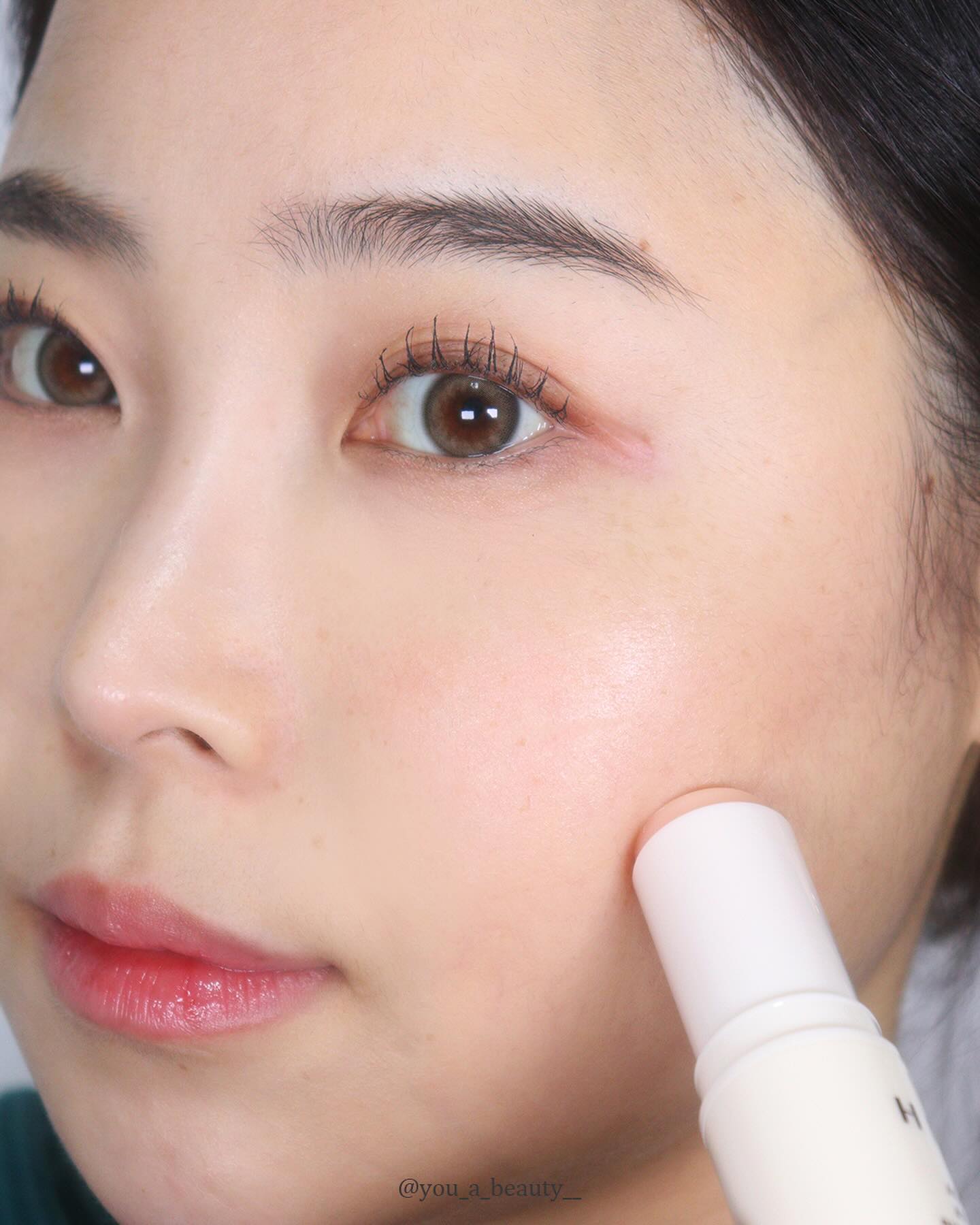 #광고 
촉촉하고 팽팽한 피부로 만들어주는 
헤라의 #리프팅밤 을 소개할게요
동안피부의 비결이랄까요?

노화를 거스르는 가장 쉬운 방법인
강력한 에스테틱 안티에이징 성분인 BX 펩타이드로
꾸준히 사용하다보면 주름을 팽팽하게 당겨주는데요

인체와 유사한 리얼콜라겐으로 탄탄한 동안피부로
만들어주는 제품이랍니다
게다가 광채는 덤이락요!
.
.
herabeauty_official 
#헤라 #헤라리프팅밤 #멀티스틱 #스틱밤 #스킨케어 #헤라스킨케어