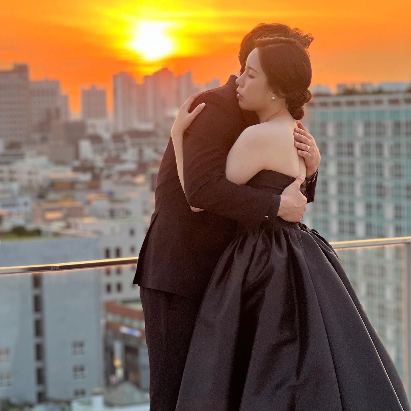 🌆

뚝딱이 원투 B컷📷

보고 보고 또 보고
까만맛도 예쁘다 우리🖤

바람불고 머리 날리고 난리도 아니였지만
일몰에 루프탑 촬영은 꼭 하고싶었는데
가장 예쁜시간에 찍어주셨다 #사랑

#끝나지않은 #웨딩촬영 #사진지옥