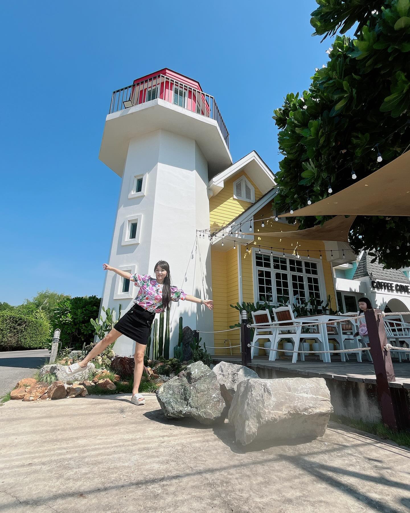 🩵coffee cove🩵

라엘이와 맹꼬빙수와 쪼꼬쪼꼬 아슈쿠림먹으면서 
우리패밀리들 기다립니다.
요기는 전망대가있어서 올라갈수있는데 
라엘이가 저를 못올라가게해서 결국 못가보고왔네용.ㅋ
아쉽지만 다음 기회에…

#늦둥이맘 #40대맘 #큰딸은대딩 #대딩맘 #4살딸 #딸둘맘 #자매맘 #육아소통환영 #골프훈련 #태국골프 #태국맘 #해외육아 #태국살이 #coffeecove