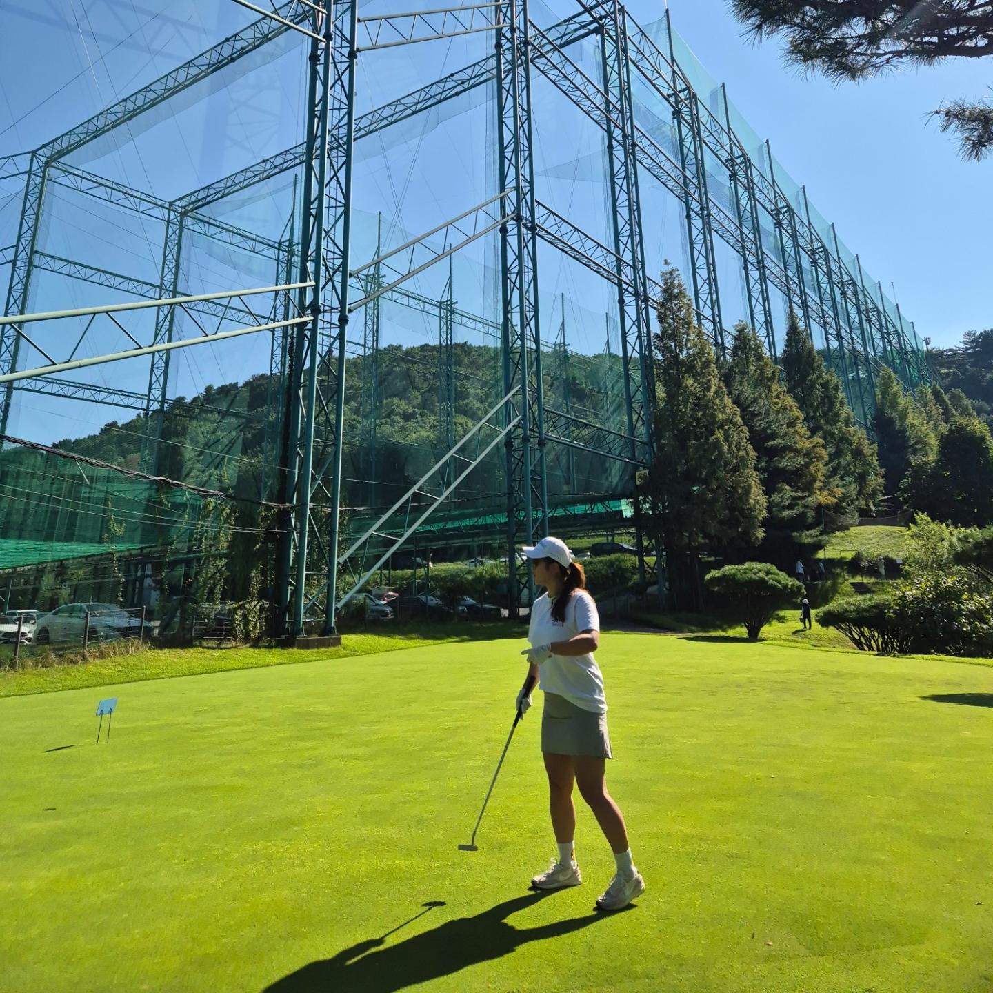 🌞⛳️ 
아쥬 꺼매지는 중
어프로치랑 퍼터 연습하러..#비전힐스파3
앞 뒤로 널널하게 바짝오는 팀도 없고
여유롭게 칠 수 있어서 넘 죠았어요

나는 왜 샤이닝로드가 안보이는가.✨️
#라이징임팩트

37도 날씨인데 💦 
야외에서 시원한 초계국수 클리어하고
땀이 줄줄나도 좋~~다고.. 참 무던하다
내사랑 #팔당초계국수