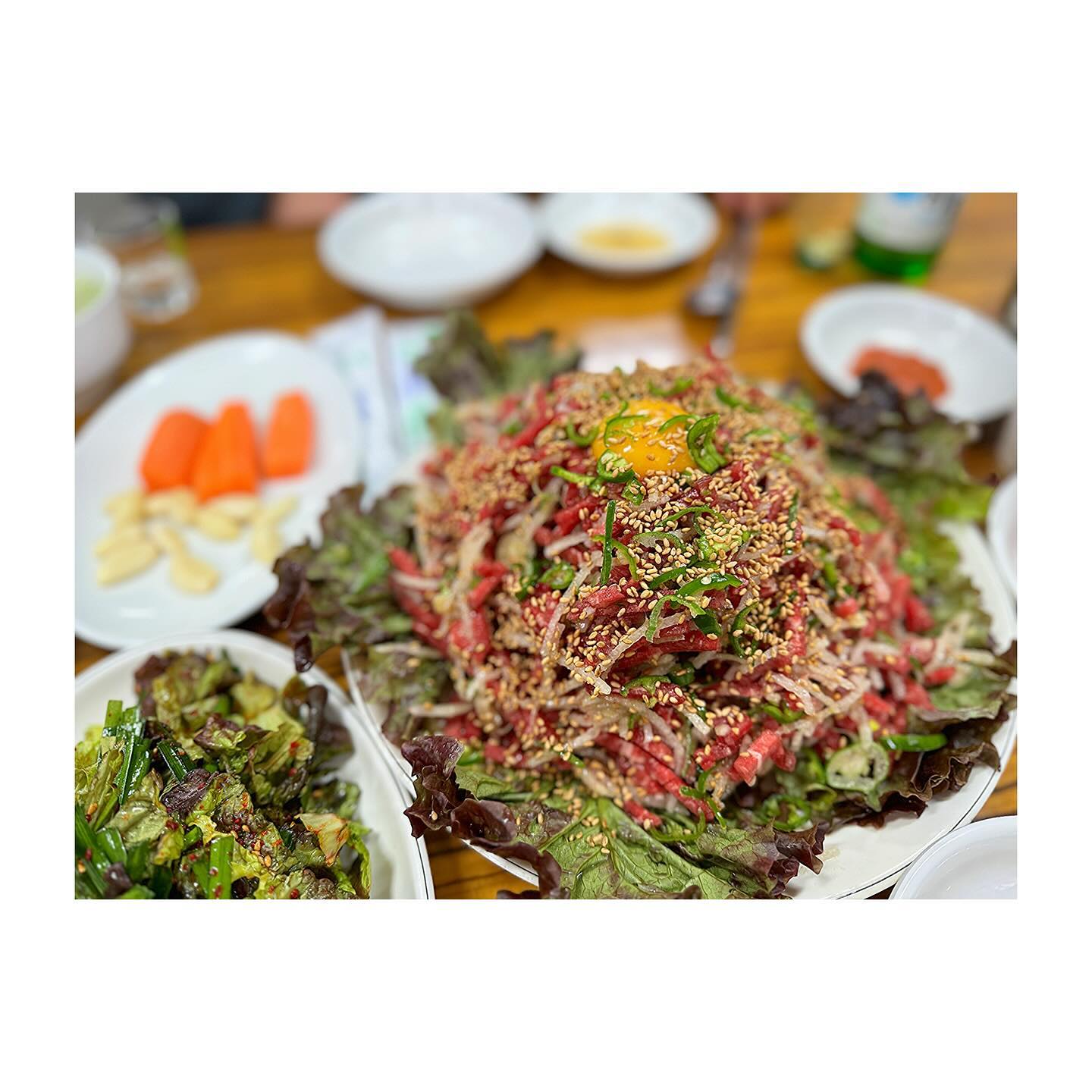 -
토요일 종로 데이트,
-
금욜 신나게 달리고 정신줄 놓은 상태로 토요일은
종로데이트.
오랫만에 백제정육점가서 일단 육회한판 먹어주고,
다음코스로 광장시장 호남집 가서 수구레국밥에 돼지꼬리찜 
한판 먹어주고, 어묵사고, 우이락 고추튀김먹고, 빈대떡사고
오는길에 신당동 넘어가서 우정닭발 포장하고 집으로 오니
저녁이다 ㅋㅋㅋㅋ

짧지만 알찬하루였다! 주말이라 그런가 진짜 사람이 바글바글!!