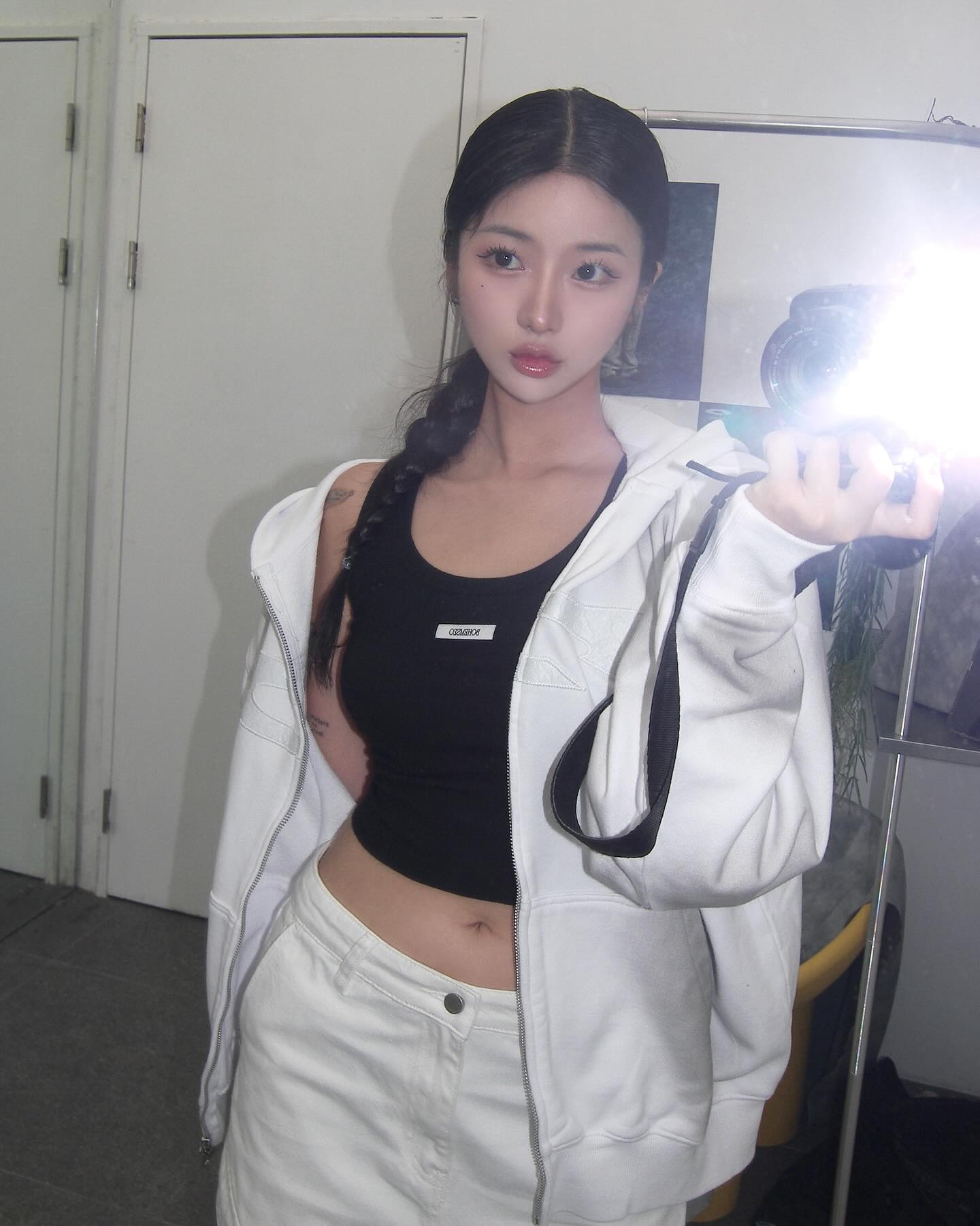 fdr_floppydiskresearch 
플로피디스크리서치 팝업에서 가을에 휘뚜루 마뚜루 입을 후드집업 겟또 .. 🤍

가을에 입기 좋은 아우터 너무 많았는데 전 요 화이트 후디 + 팬츠 코디가 맘에 쏙 😶‍🌫️

#fdr #플로피디스크리서치 #에버닌스테어스