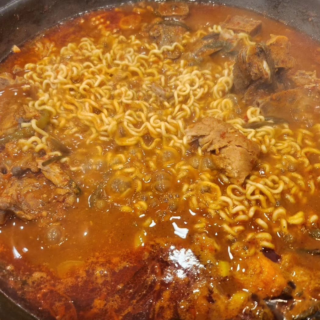 오늘 점심은 어디서?
천안에 감자탕집이 있죠.
청당동 맛집 회식장소추천
한번 다녀오세요

#천안감자탕 #청당동맛집  #청당동국밥 #청당동해장국 #청당동회식
#청당동연말모임 #청당동점심 #청당동새벽식당 #고두리감자탕