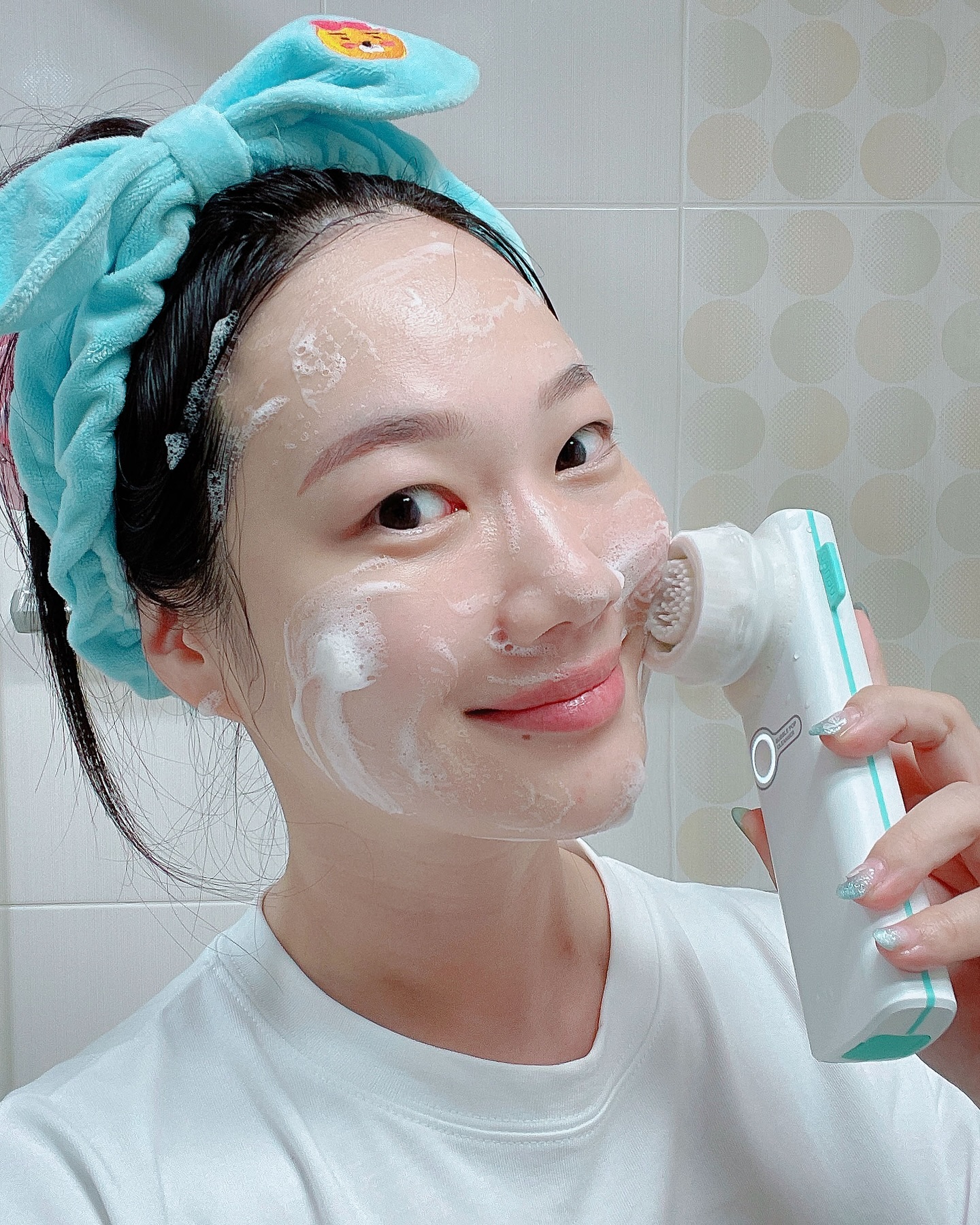 #협찬 #바나브 #버블팝클렌저
클렌저는 도구빨~~
손으로 뽀득뽀득하게 씻어도 안되는게 있죠🫧

특히 여름엔 화장한 상태로 땀에 쩌들어서 클렌징 잘 해야해요👍🏻
클렌징만 잘해도 피부 회복이 급격히 빨라지더라구요😌😌

딥클렌징, 블랙헤드 꼼꼼하게 케어하려면
#클렌징디바이스 필수에요!

1개의 #홈케어기기 로 4가지 관리를 할 수 있어요✔️
🩵모공관리
딥클렌징으로 모공이 줄어들고 피지케어 가능!
🩵블랙헤드관리
초미세모로 자극없이 블랙헤드 케어와 마사지 가능!
🩵노폐물 제거
1분만에 자극없이 깨끗하게 세안 가능!
🩵마사지 기능
세안+스핀 2way 듀얼브러쉬로 부드럽게 마사지!
⠀
⠀
🎀사용방법🎀
1️⃣브러쉬를 미온수에 적시고 브러쉬 사이에 폼클렌징 제품 도포
2️⃣디바이스 작동 후 버블을 만들어 주고
3️⃣1분동안 원을 그리듯 부드럽게 마사지 후 가볍게 물세안하세요
4️⃣사용 후 브러쉬를 분리해 미온수로 세척하여 보관하면 돼요!
⠀
⠀
❝코어 브러쉬+스핀 브러쉬❞
바나브 특허기술 듀얼 브러쉬로
스스로 거품을 만들어내 자극없이 완벽한 딥클렌징✨

➖0.05mm 초 미세모로 피부에 자극없이 모공 속 노폐물을 제거
➖샤워 중에도 사용 가능한 완벽 방수기능(IPX7 등급)
➖피부타입에 맞게 선택 가능한 노멀/딥클린 2가지 모드

🌿2024 파리올림픽 승리기원 최대 70%할인 (7/26~8/11)
🌿바나브 신제품출시 기념 두피케어 EVENT (7/17~8/9)
할인 이벤트도 진행중이에요
⠀
⠀
⠀
#vanav #뷰티디바이스 #모공관리 #얼굴각질제거 #딥클렌징 #블랙헤드관리 #화이트헤드관리 #홈케어 #피부관리기 #블랙헤드관리 #진동클렌저 #피지관리 #버블클렌저 #얼굴마사지기 #피부관리 #beauty #homebeauty #beautydevice #kbeauty