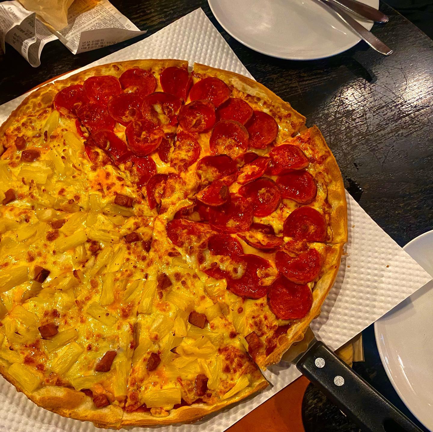 해방촌 뉴질랜드st 피자🍕
이태원 거주 외국인들에게 인증 받은 찐 맛집입니다~주문도 영어로 해야 한다는ㅋㅋㅋ외국 간접체험 끝판왕🏖

저는 몇년째 한국 오면 꼭 먹자 해서 가는 중이에요💕
N년 전부터 핫플이었는데
네이버 후기도 3K를 넘기고, 전국 피자 최고 맛집으로 평가 받고 있습니다.

사장님이 진짜 뉴질랜드에서 오셔서 이태원에서 피자 만들기 시작🍕진짜 존맛입니다.

특징은 조금은 바삭하지만 소프트한 도우,
가득 올라가는 토핑🧀
그리구 드래프트 비어🍺
그리고 2만원대라는 가성비🥺

추천메뉴:
하프 앤 하프 피자(하와이안🍍,페퍼로니🍕)
드래프트 비어: 필스너, 코젤다크

📍보니스피자펍(서울 용산구 신흥로3길 2)